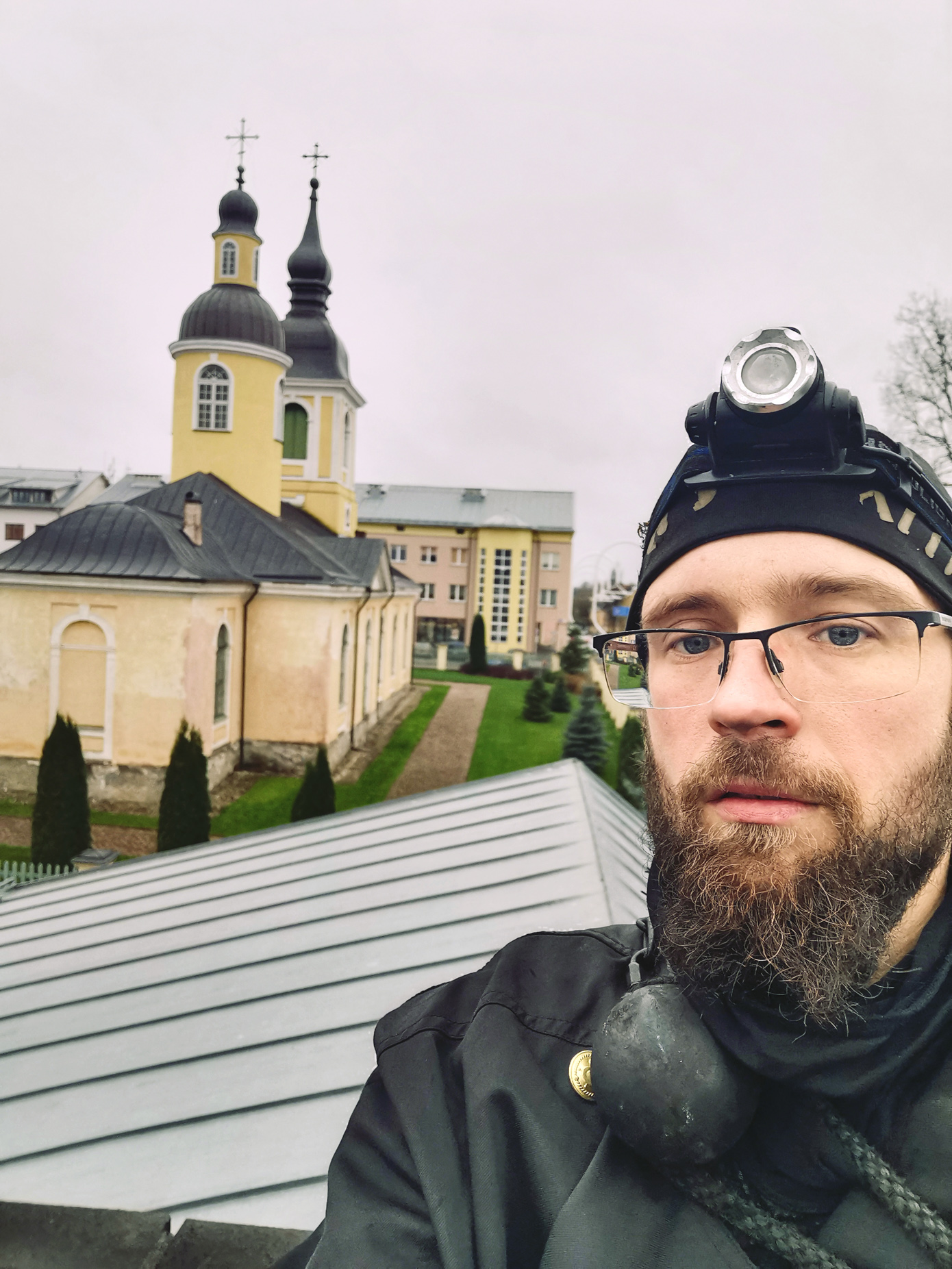 Võru piirkonnas toimetav kutsetunnistuse 4. tasemega korstnapühkija Taavi Mölder näeb, et seadusemuudatusega kaasneb lisatöö tegemine. Foto: ERAKOGU