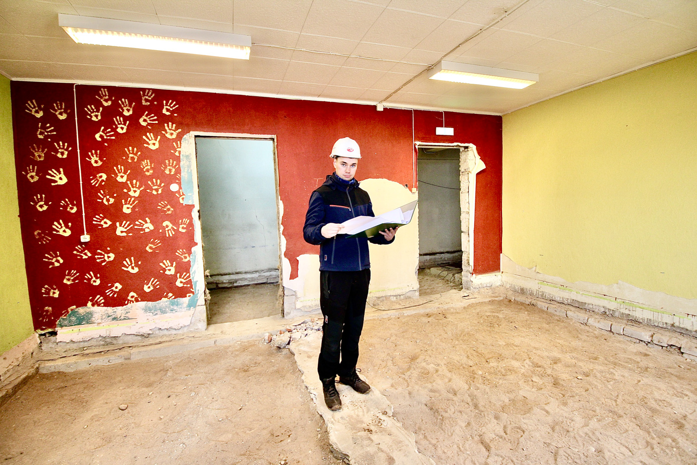 Semuehituse projektijuht Tomass Tuvikene Missos teenuskeskuse lammutatud 29,6ruutmeetrises päevakeskuse ruumis, kus on omal ajal püütud väsinud ruumi käejälgedega ilmestada. FOTO: Kalev Annom