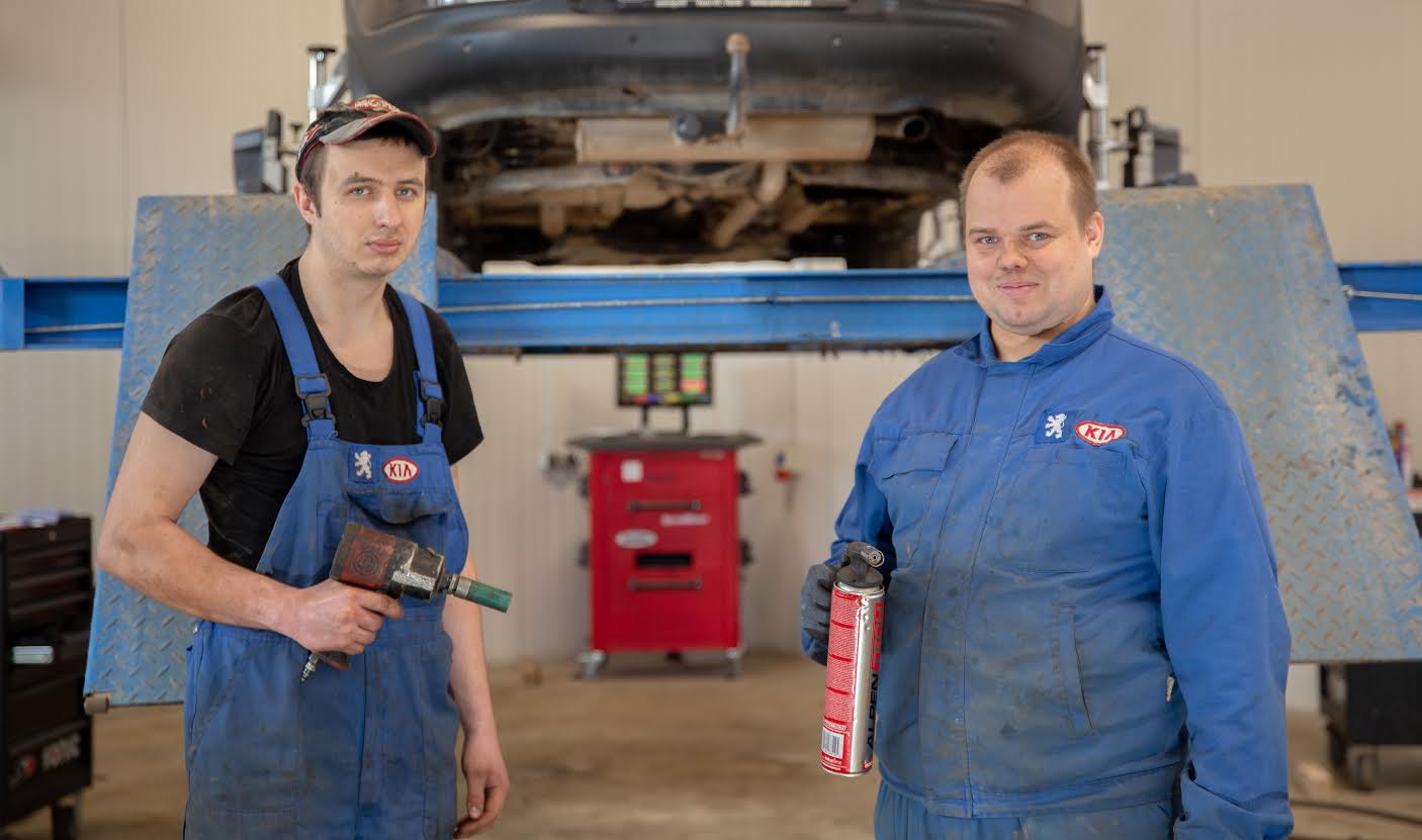 Võru Automaailma mehaanikud Maicel Varblane (vasakul) ja Taavi Purgi hoolitsevad selle eest, et auto alla saaksid sõidukorras rehvid. Foto: AIGAR NAGEL
