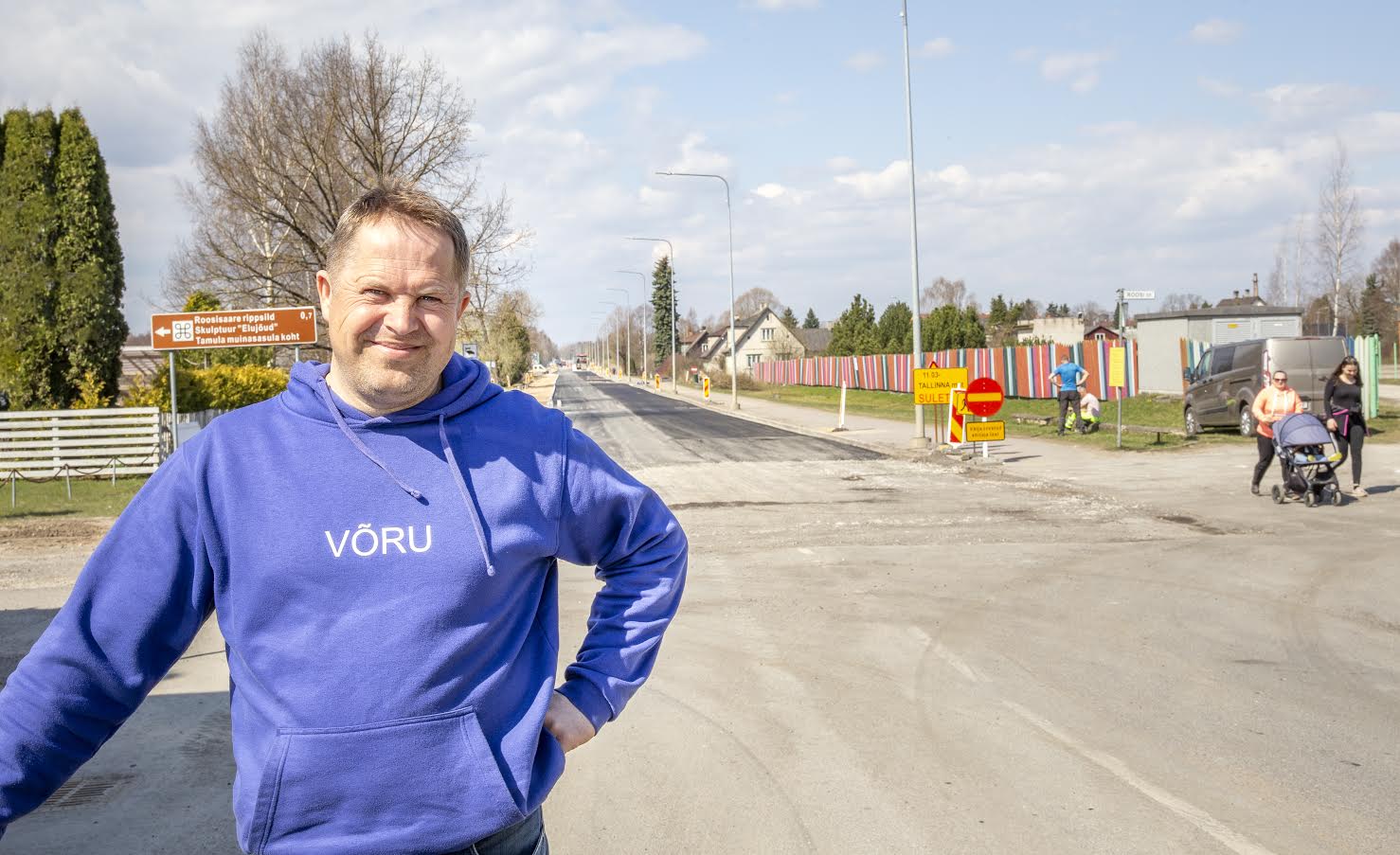 Võru linnavalitsuse linnamajanduse osakonna juhataja asetäitja Risto Aim loodab, et soosivate ilmade korral lõpetatakse Tallinna maantee asfalteerimistööd juba käesoleva nädala lõpuks. Foto: AIGAR NAGEL