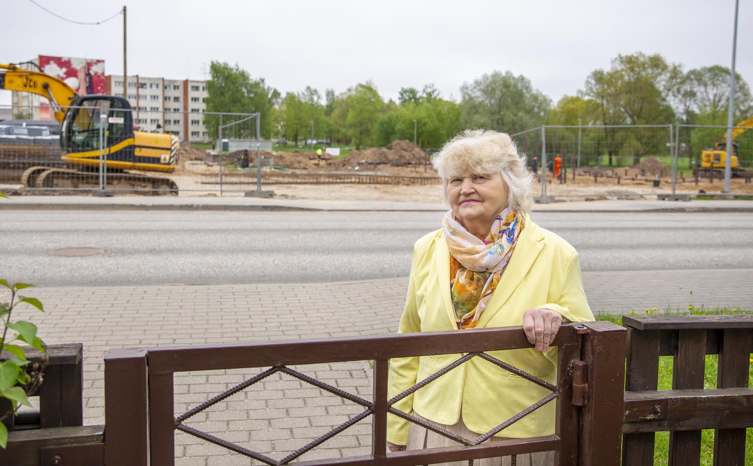 Võru pensionäride päevakeskuse juht Astrid Hurt soovib, et iga inimese kodu oleks tema jaoks turvaline. Enda koduaknast näeb päevakeskuse juht iga päev Võru esmatasandi tervisekeskuse ehitust ja ootab selle valmimist pikisilmi. Foto: AIGAR NAGEL