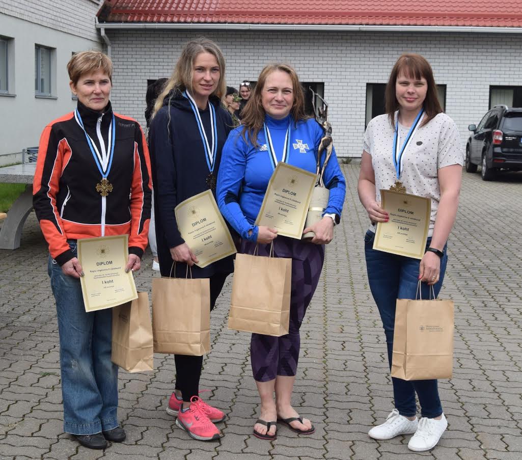 Naiskodukaitse 25. koormusmatkal sai teise koha Võrumaa ringkonna võistkond koosseisus Diana Pungar, Kristi Randla, Laura Vill ja Reili Jäädmaa. Foto: MARET KOMMER