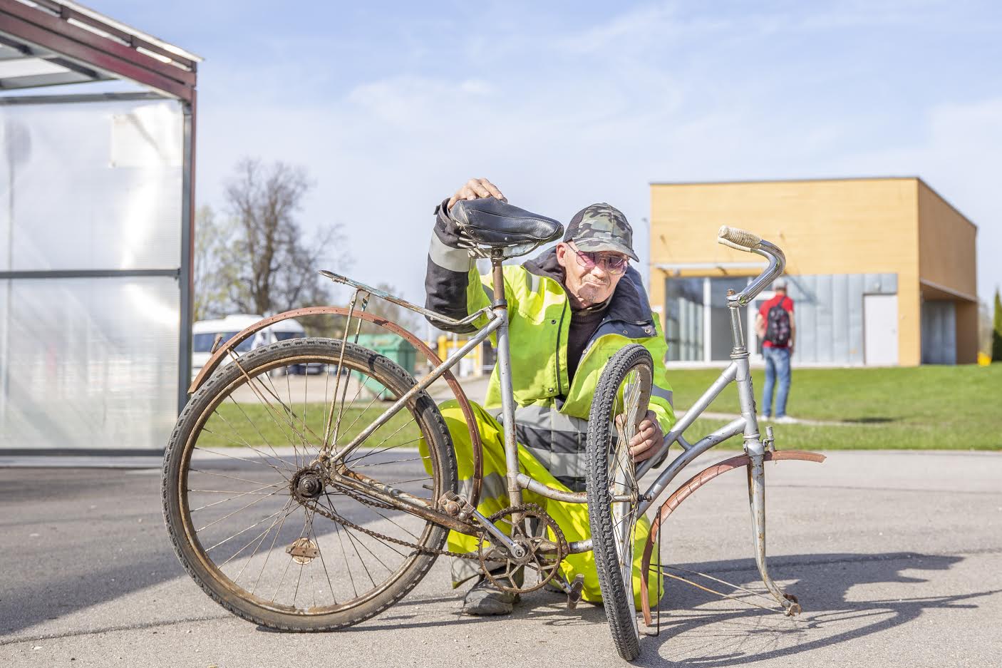 Võrumaalane Ivar Haring oli sunnitud pärast vandaalide kätetööd oma Võru bussijaama rattaparklas seisnud ratta kasutuskõlbmatuks tunnistama ja vanarauda viima. FOTO: Aigar Nagel