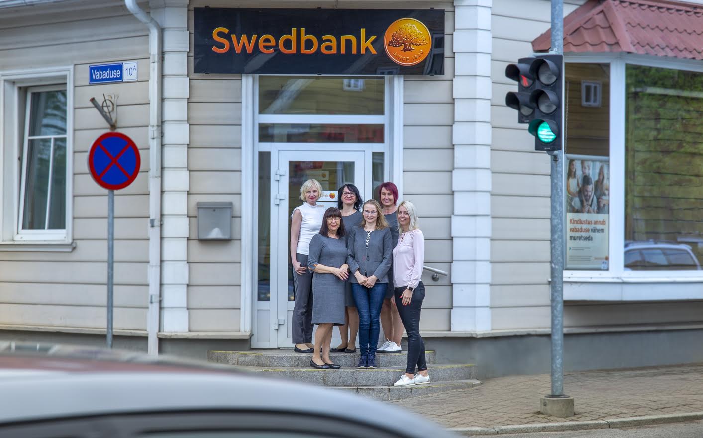 Swedbanki naiskond hoolitseb selle ees, et võrulaste vara oleks hoitud. Fotol taga vasakult: Karis Uibokand, Relika Raag ja Monika Sulbi. Ees vasakult: Heli Vismann, Ülle Luik ja Ester Rebane. Foto: AIGAR NAGEL