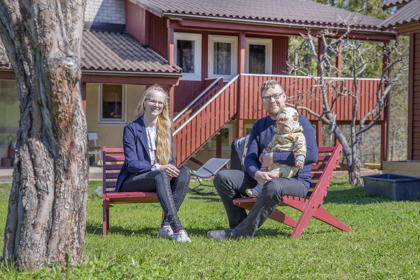 Regina ja Rainit Vildo kolisid möödunud aasta märtsikuus ajutiselt Võrumaal asuvasse suvilasse, kuid otsustasid siia päriseks jääda. Juunikuus sündis perre Ralf, kes samuti armastab vabadust, mida maaelul pakkuda on ja millest pealinna kortermajades vajaka jääb. Foto: AIGAR NAGEL