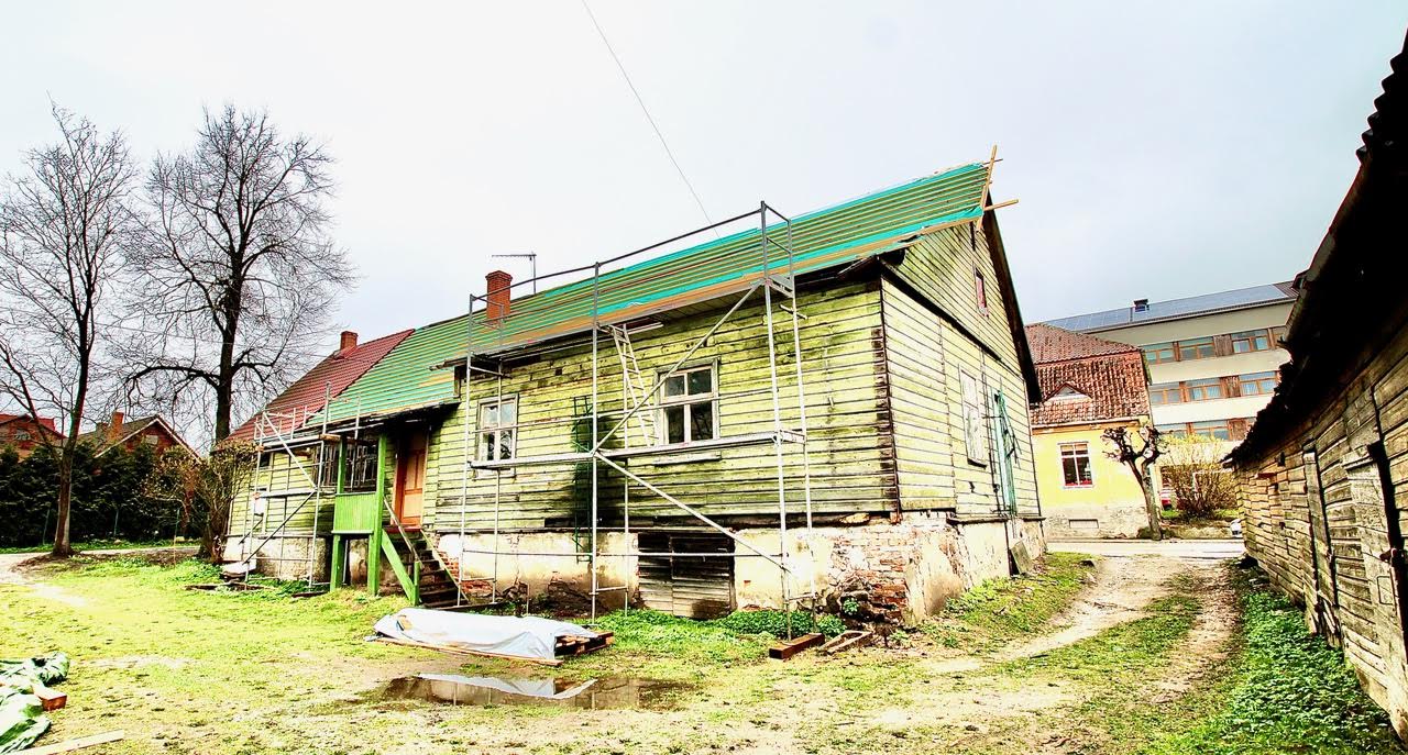 Jüri 30 kortermaja, kus asub kohvik Kastekann, sai katuste renoveerimiseks 17 000 eurot. Kohvik Kastekann kavatseb laieneda ka vabasse õhku. FOTOD: Kalev Annom