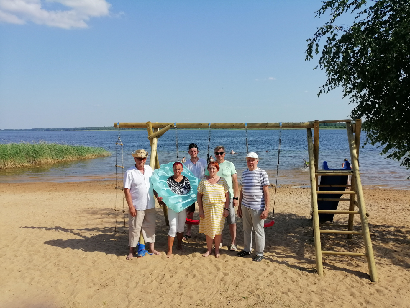 Järvere suplusranna avamine Vagula ääres. Fotol MTÜ Järvere Külaselts juhatuse liikmed Jüri Lukin (ees vasakult), Valli Lukin, Mare Hollo ja Tõnu Vaask. Taga seisavad Rait Pettai ja Peeter Pettai. Foto: BIRGIT PETTAI