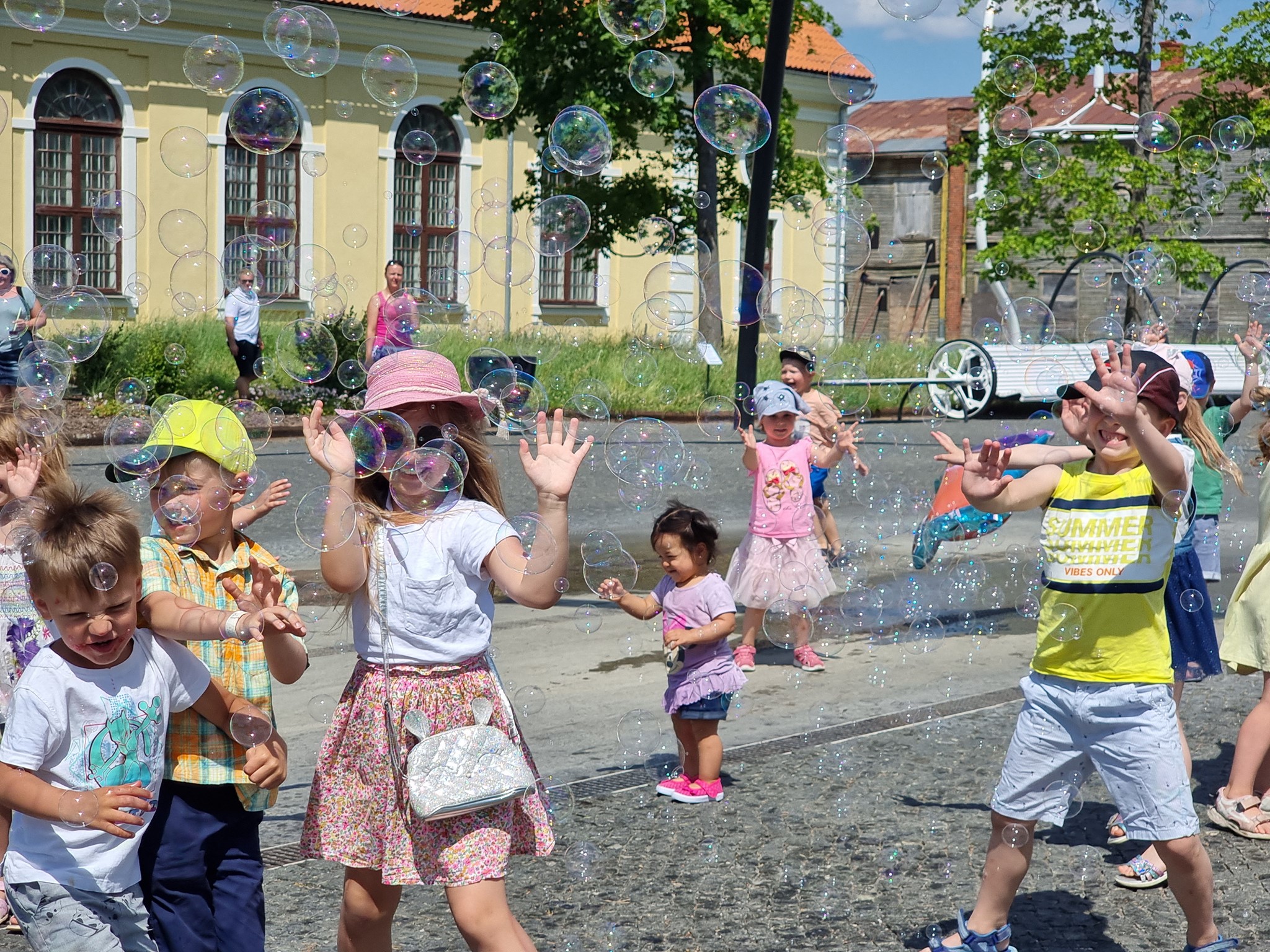 Tänavune Lastefestival sai avalöögi 20. juunil, mil Võru keskväljakul sai nautida kontserti. Maagilistest seebimullidest tingitud laste kilked, mis üle keskväljaku helisesid, olid läbi suve kestvale festivaliprogrammile ideaalseks sissejuhatuseks. Foto: ERAKOGU