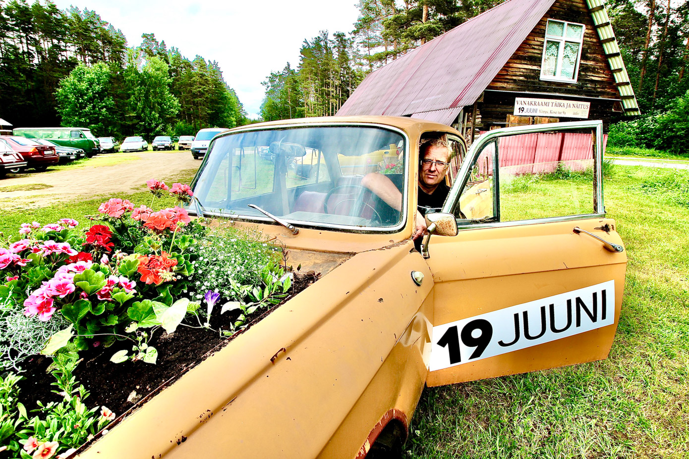 See „mosse” pretendeerib maailma kõige rohelisemaks autoks, sest mootori liikumapanevaks jõuks on lilled, mis pärit müütilisest Seebaaiast Jaana Trolla hoole alt. Auto ukse vahelt piilub vanakraamifänn Aivo Proskin. Fotod: KALEV ANNOM