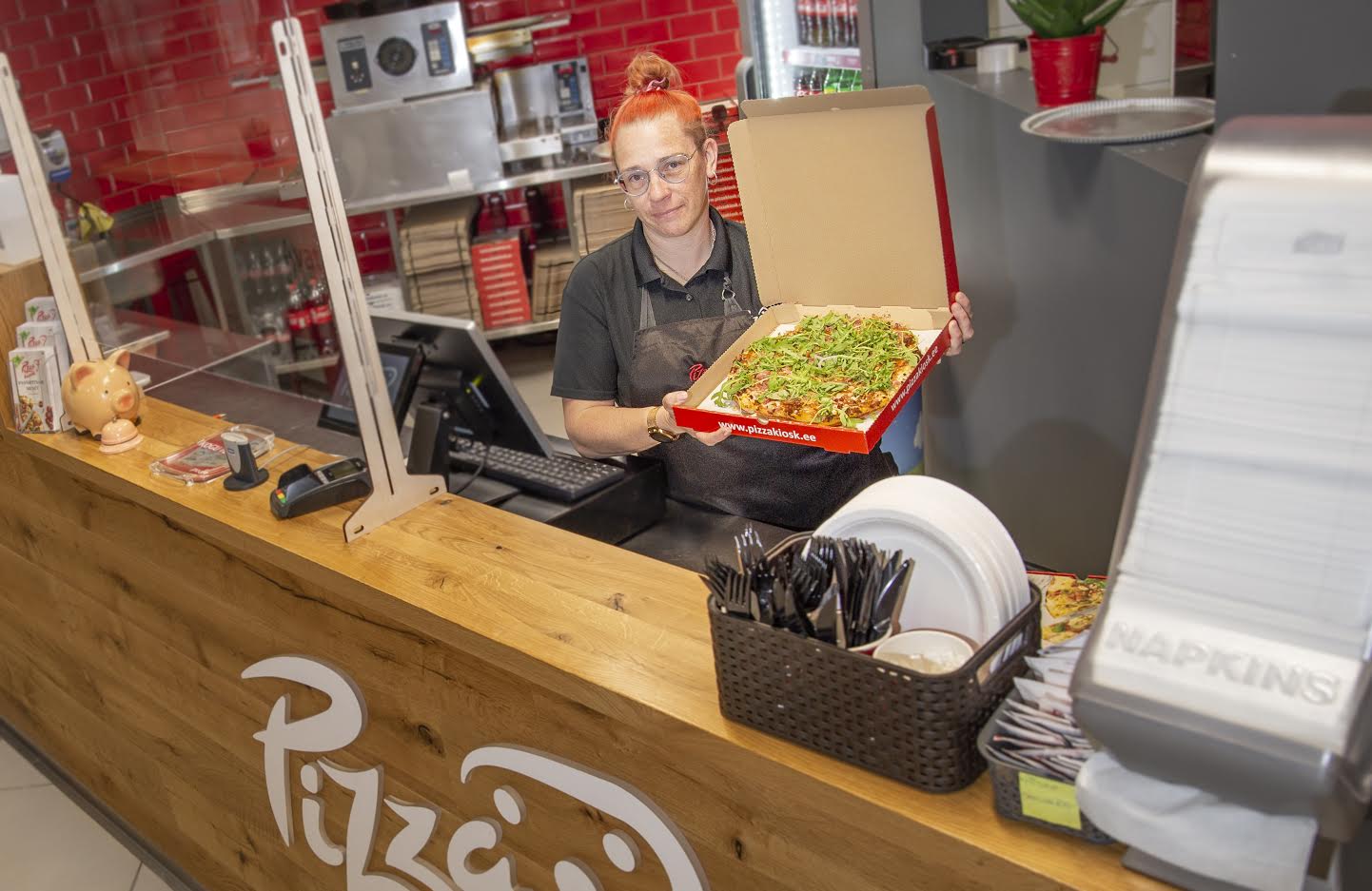 Kagukeskuses pitsasõpradele kõhutäidet pakkuva Võru Pizzakioski teenindaja Virge Reinsaar saab oma tööpanuse järgi kuus kätte 700–900eurose palga. Foto: AIGAR NAGEL