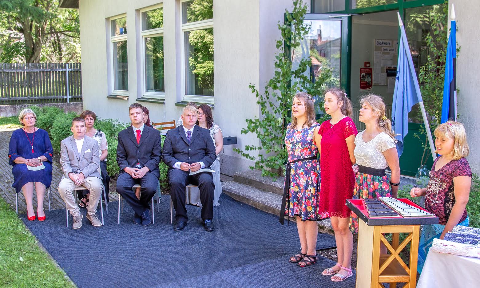 Võru Järve koolis lõpetati kooliaasta 11. juunil kooli hoovis. Külalistena olid oodatud lõpetajate pereliikmed. Foto: AIGAR NAGEL