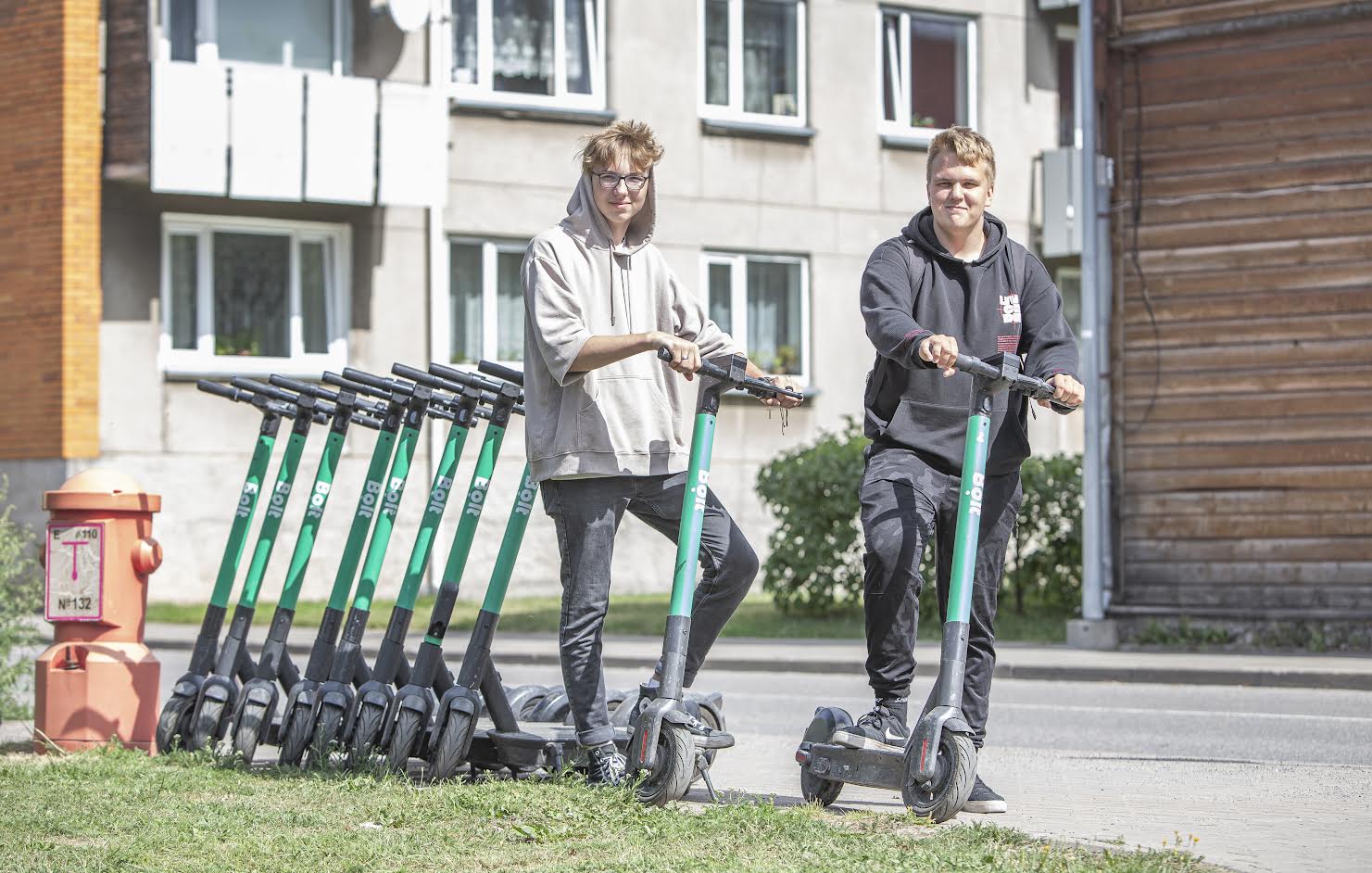 Kenet Nurm (vasakul) ja Sander Meeliste ootasid, millal elektritõukerataste kasutamisvõimalus avatakse, et saaks minna Hesburgerisse toidupoolist hankima. Foto: AIGAR NAGEL