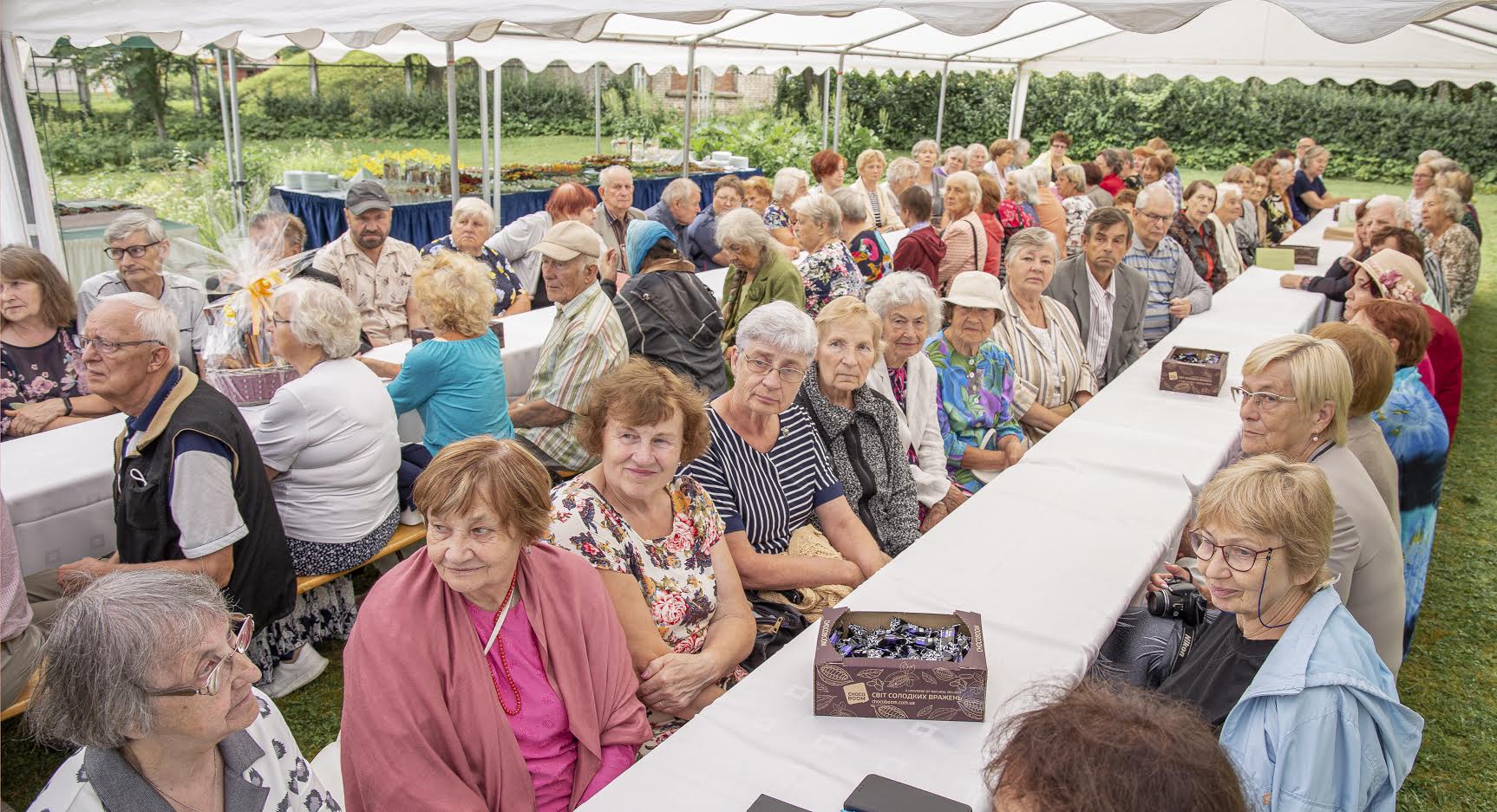 Teisipäeval kell 13 koguneti Kreutzwaldi memoriaalmuuseumi suveaeda, et tähistada mitut juubelit ning pidada suvepäevi. FOTO: Aigar Nagel