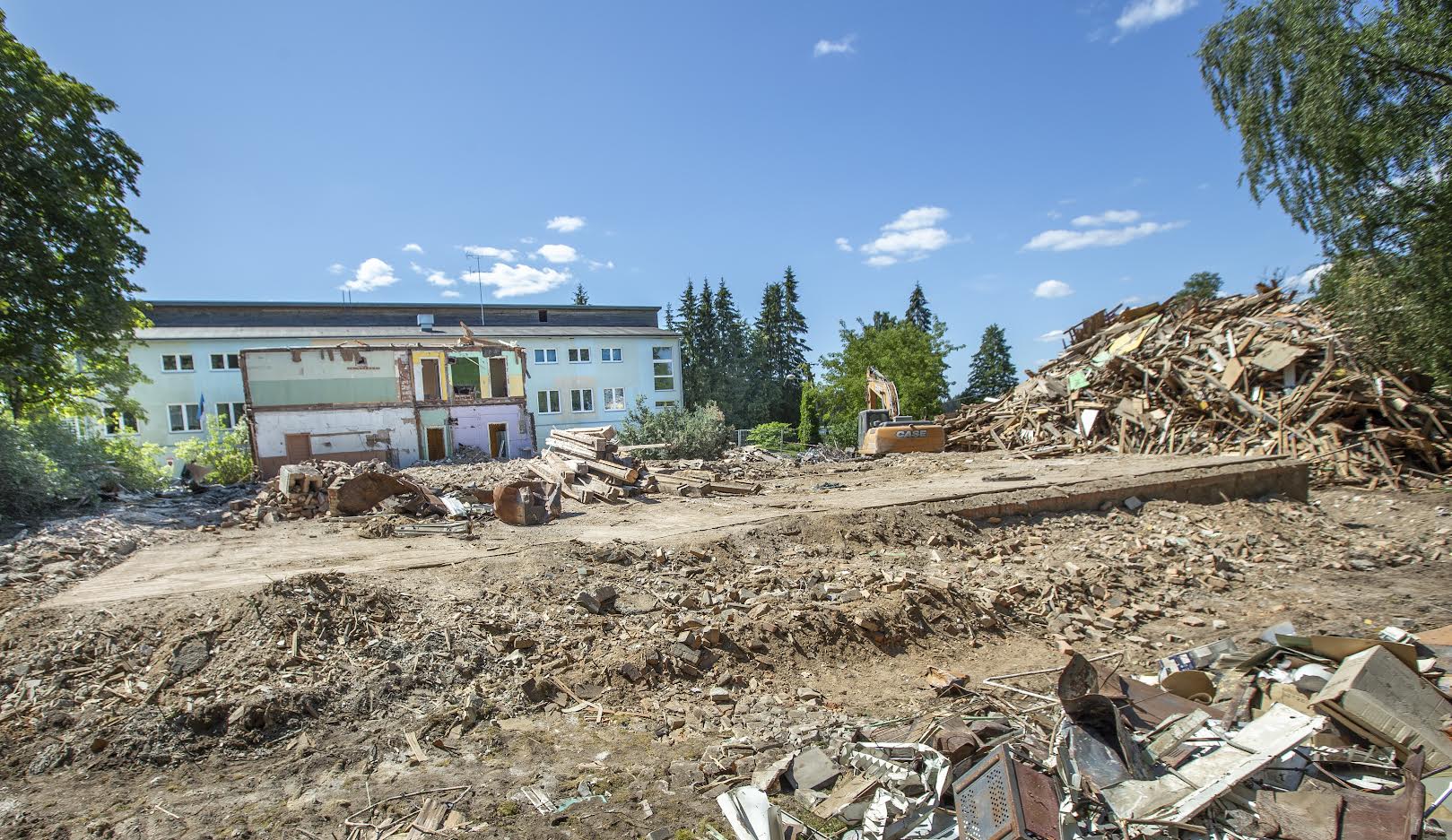 Kuraditosin aastat kasutuseta seisnud Misso vana koolimaja lammutustööd hakkavad lõpusirgele jõudma. Foto: AIGAR NAGEL