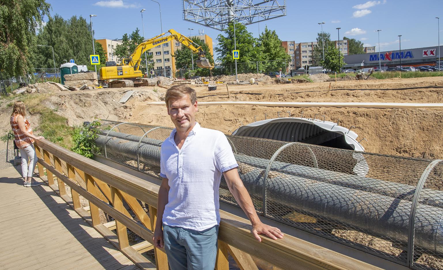 Abilinnapea Toomas Sarapuu kinnitab, et Vabaduse silla ehitustöödega ollakse graafikus hoolimata sellest, et tulvaveest tingituna oli tarvis silla avamine liikluseks paari päeva võrra edasi lükata. Foto: AIGAR NAGEL