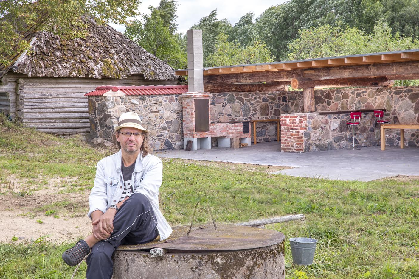 Kalev Kudu Hurda Loometalu hoovis. Seljataha jääb vana laut, mis on saanud uue hingamise. Katuse alla mahub nii väliköök, baarilett kui ka tulevane kontserdipaik. Foto: AIGAR NAGEL