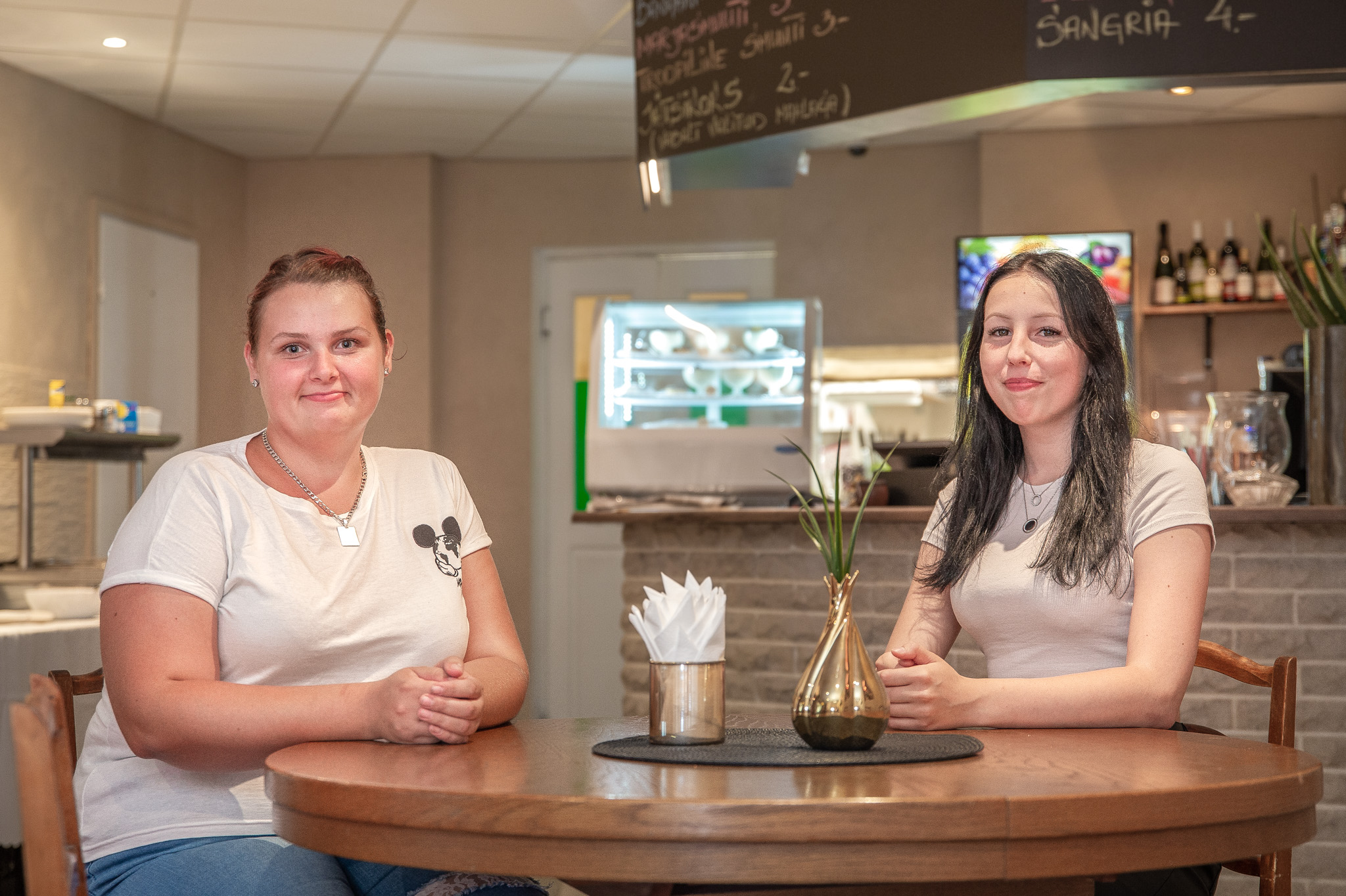 Kohviku Pannukas kokk Mireena Allmere (vasakul) ja peakokk Karmen Malva kutsuvad pannkoogisõpru maiustama.  Foto: AIGAR NAGEL