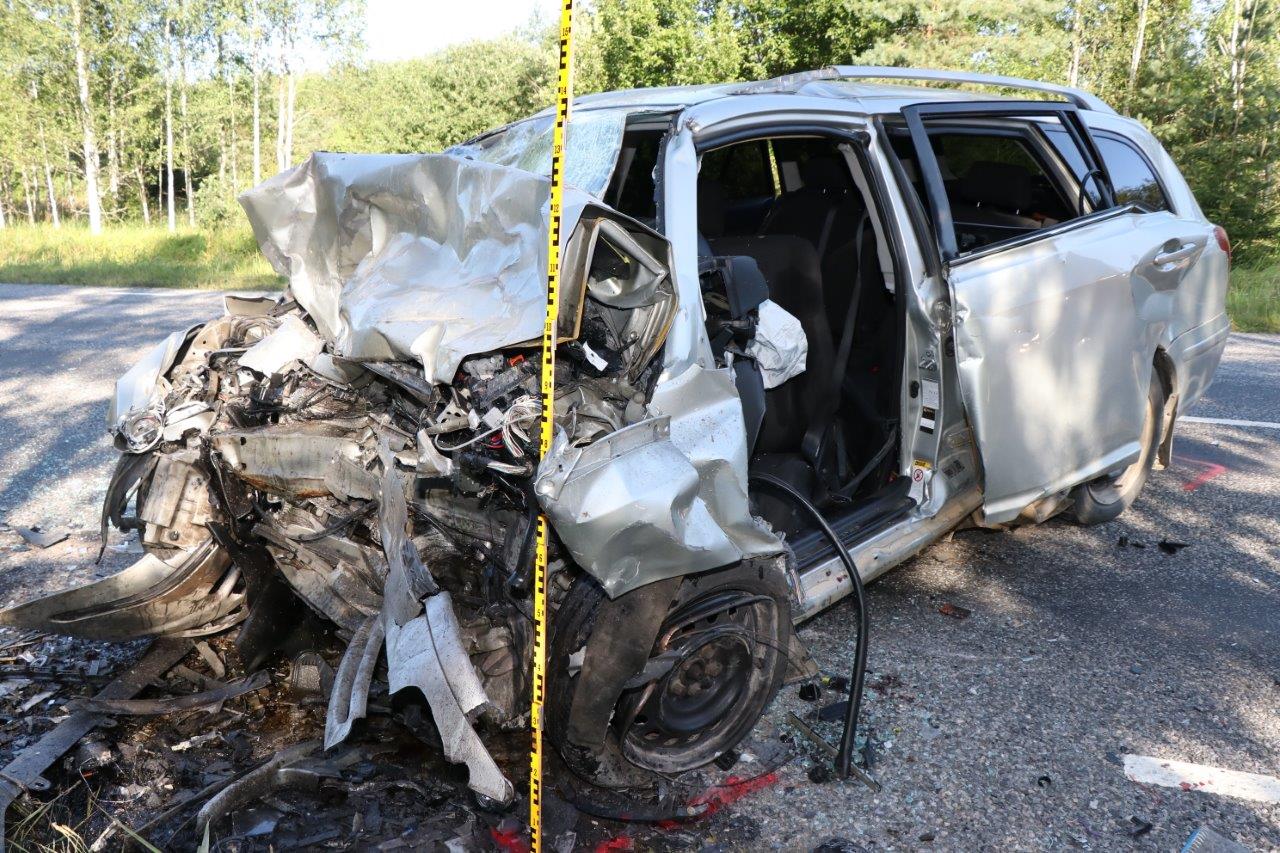 Kell 6.45 juhtus liiklusõnnetus Tartu-Otepää-Sangaste maantee 45,9. kilomeetril, kus mootorsõiduk Toyota Avensis, mida juhtis 18-aastane mees, kaldus vastassuunavööndisse, kus toimus laupkokkupõrge mootorsõidukiga Citroen Jumpy, mida juhtis 64-aastane naine. Toyota spidomeeter oli avarii tagajärjel kinni kiilunud 110 km/h, Citroenil 70 km/h. Sõidukites viibisid ainult juhid, kes hukkusid.