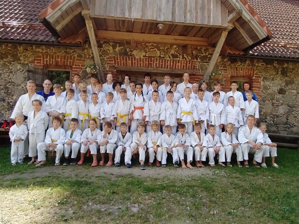 Judo- ja looduslaagris osalenud lapsed Sulbis koos neid juhendanud treeneritega. Foto: JUDOKLUBI REI
