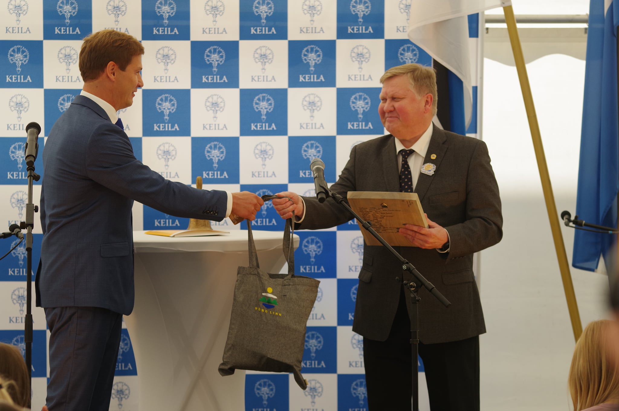 Võru abilinnapea Toomas Sarapuu (vasakul) annab Keila linnapea Enno Felsile üle koolirahu „teatepulga”. Foto: ERAKOGU