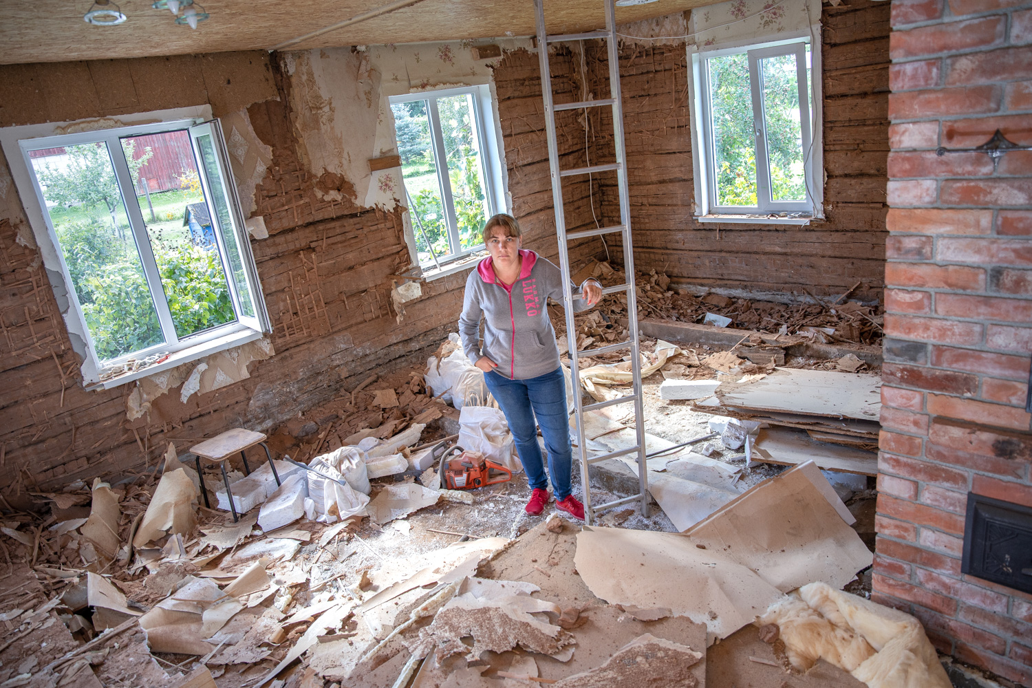 Vastseliinas oma lapsepõlvekodus elav Kristiina Saar seisab silmitsi majavammi tekitatud suure kahjuga. Foto: AIGAR NAGEL