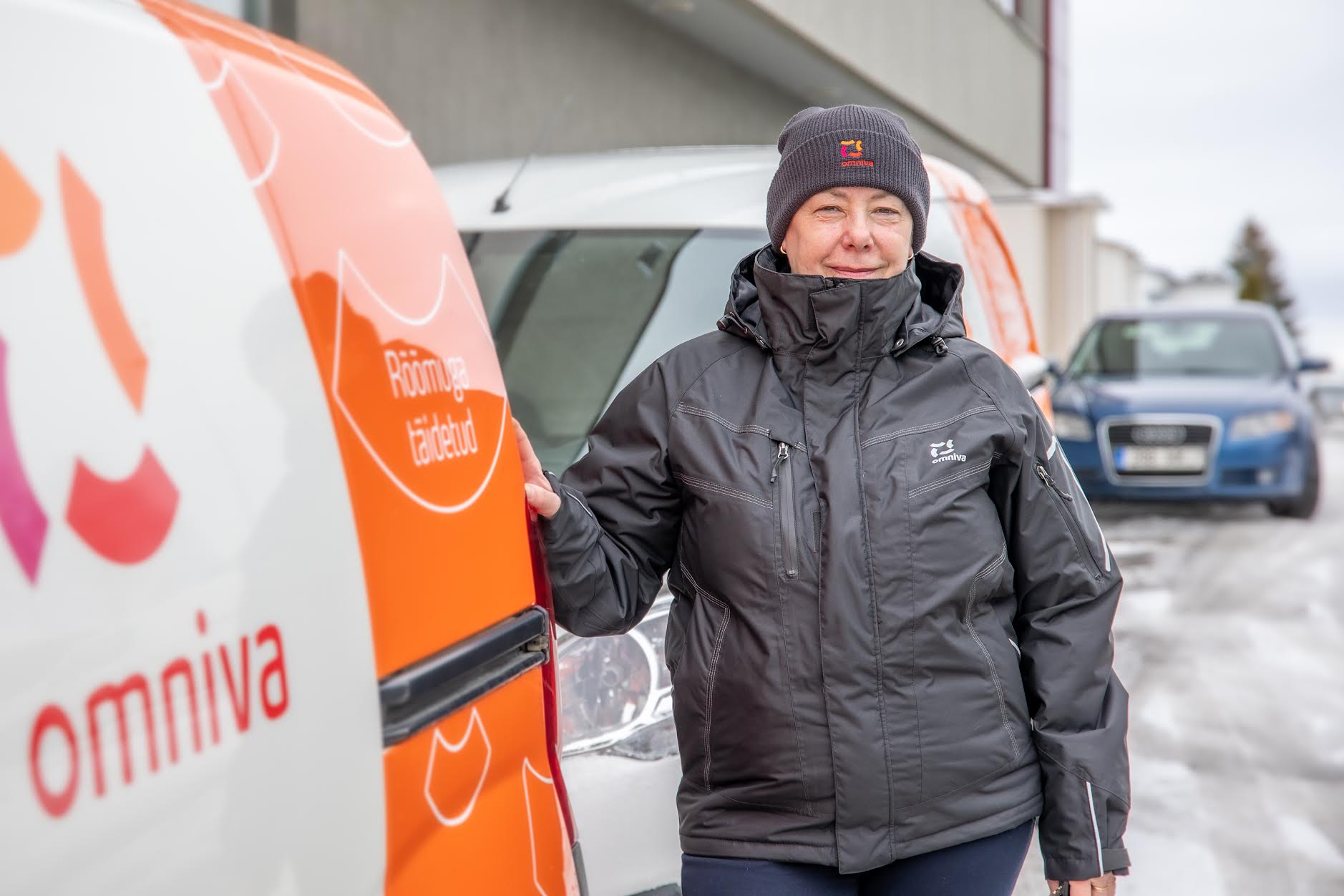 Võru jaotuspunkti tragi postikuller Andra Tõlts on ametis olnud üle kümne aasta ja veab posti Võru linnas Kubja  piirkonnas. Foto: AIGAR NAGEL