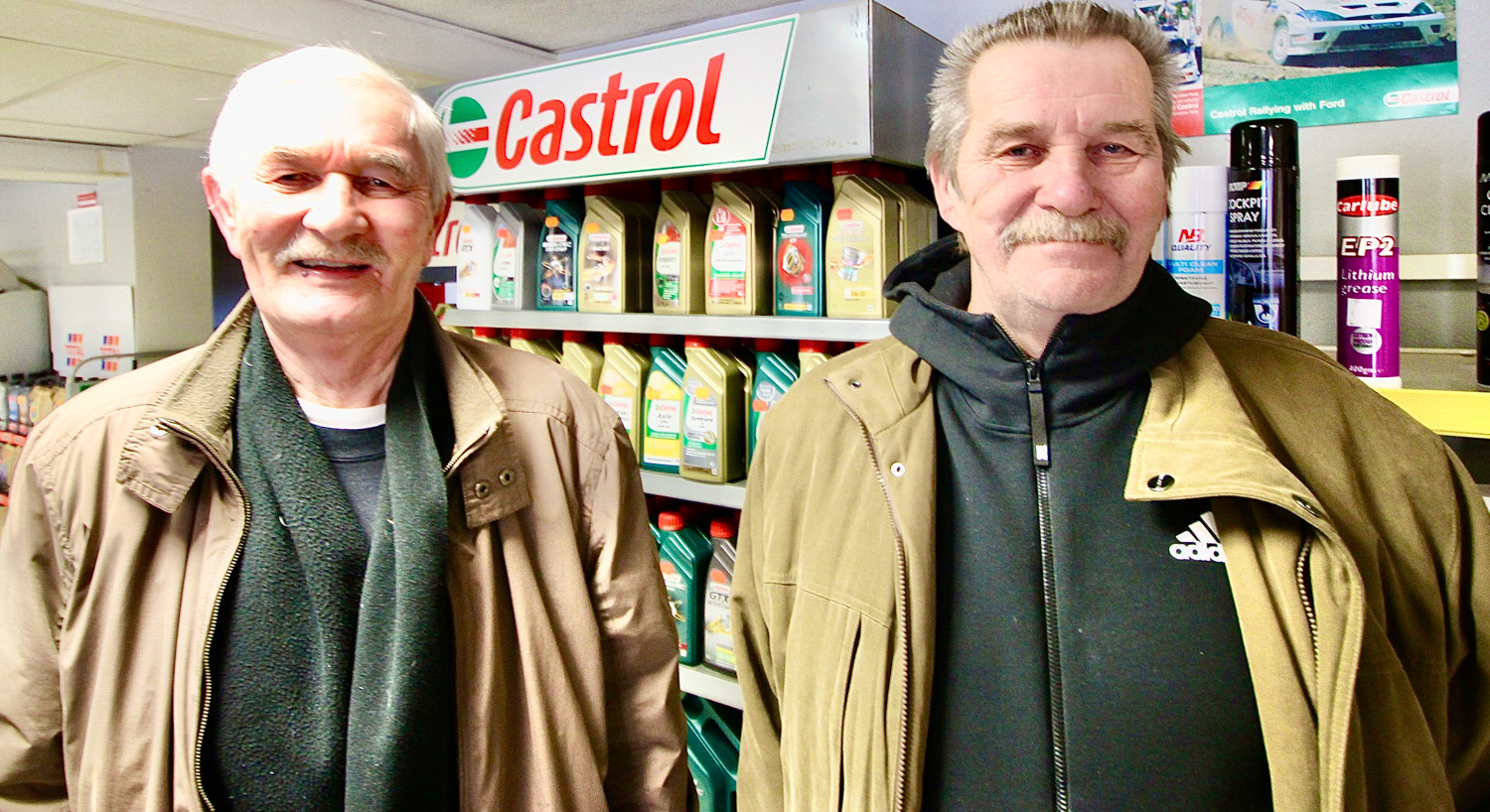 Kagu-Selli asutajad Reino Mokrik (vasakul) ja Raivo Jeenas meenutavad, kuidas  30 aastat tagasi  sai linnavalitsuses Kagu-Sell  registreeritud  ja teavad, et siis  oli linnapeaks Neeme Haug. FOTOD: Kalev Annom