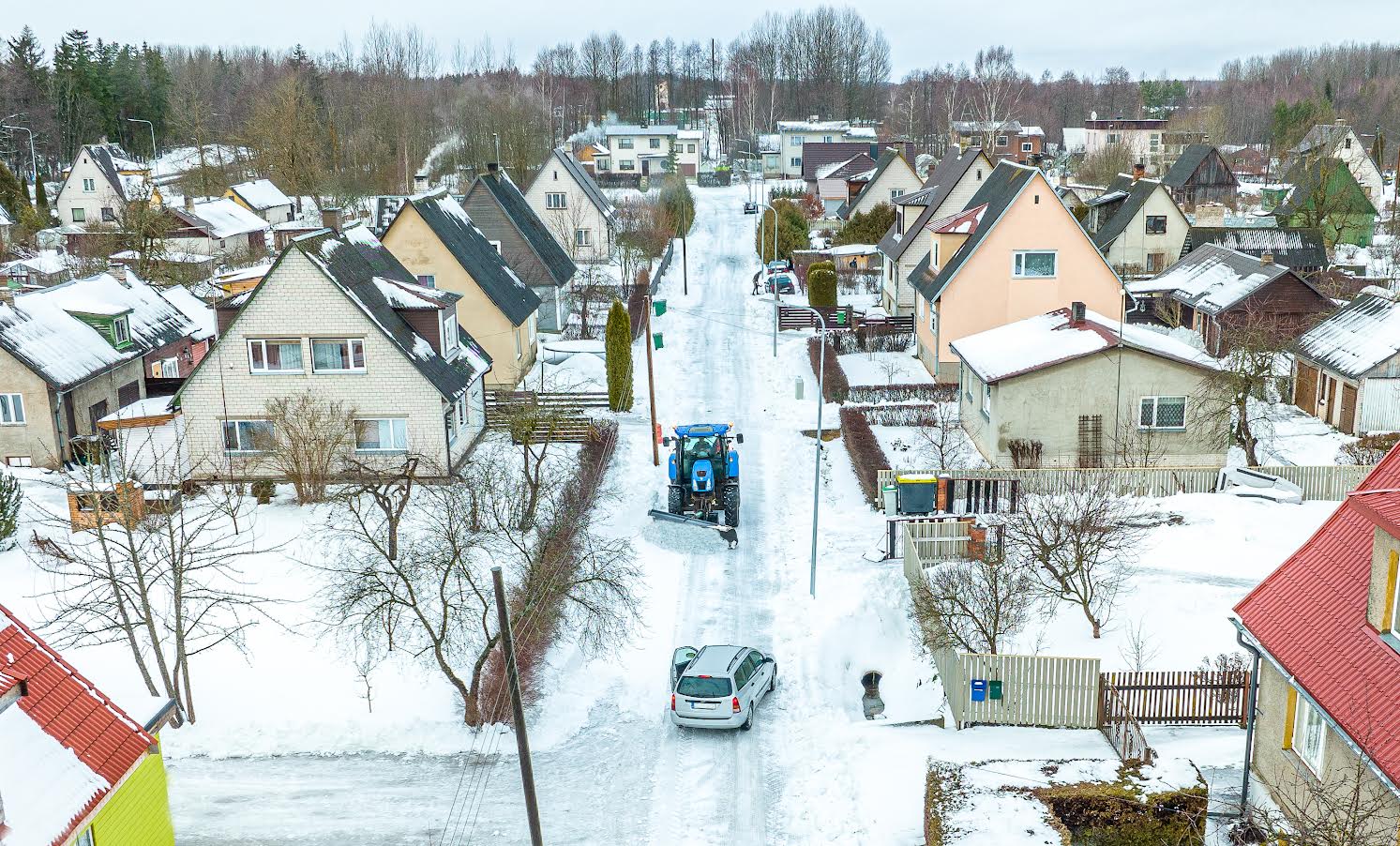 Möödunud nädalavahetusel olid Võrumaal lumeolud võrreldes teiste Eestimaa paikadega küll võrdlemisi tagasihoidlikud, kuid sahameestele jagus tööd ka siin tavapärasest rohkem. Omajagu kimpus olid võrumaalased ka koduhoovide ning hooviesiste rookimistöödega. Foto: AIGAR NAGEL