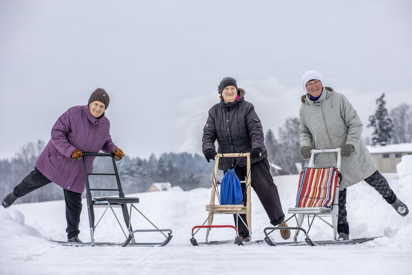 Kolhoosis füüsilist tööd teinud Mare Soon (vasakult), 38 aastat kaupmeheametit pidanud Aita Kängsepp ja 44 aastat vallamajas töötanud Maia Müürsepp kuldse triona aktiivselt tõukekelkudel liuglemas ja parajalt karget talveilma nautimas. Foto: AIGAR NAGEL