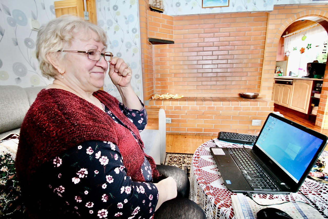 Tamara Raudvassar oma valgusküllases kodus  Luhtoja talus.  Fotod: KALEV ANNOM