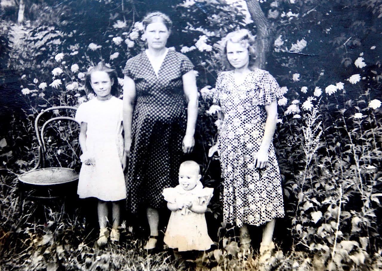 Valge kleidiga Gleeri Paur (vasakult), vanaema LidiaAdeele, ema Miralda (24) ja ees Tamara Baškiirias 1957. aastal.