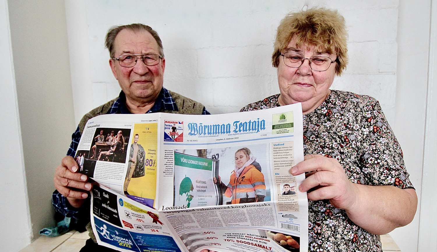Leo (73) ja Marju (69) Voolaid oma  kaunis kodus lesol lehte lugemas.  Foto: KALEV ANNOM
