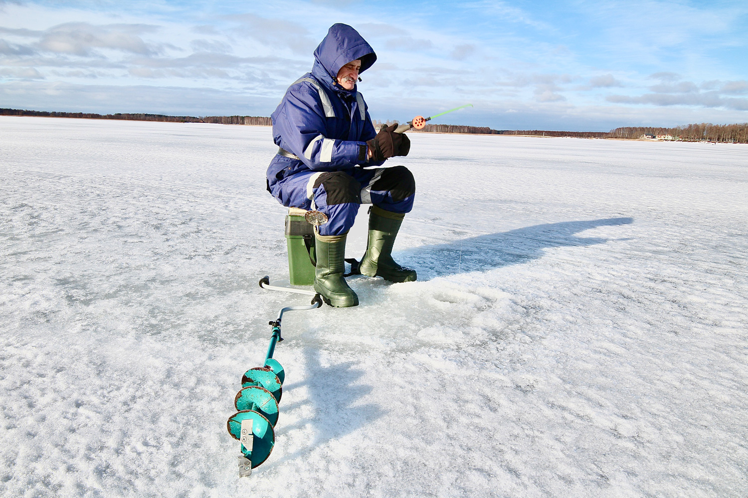 Aleksander Krõlov kiidab ilma ning ei ole rahul heitliku ilma ja võrgupüügiga, mis tegevat Tamula kalavarudele liiga. FOTO: Kalev Annom