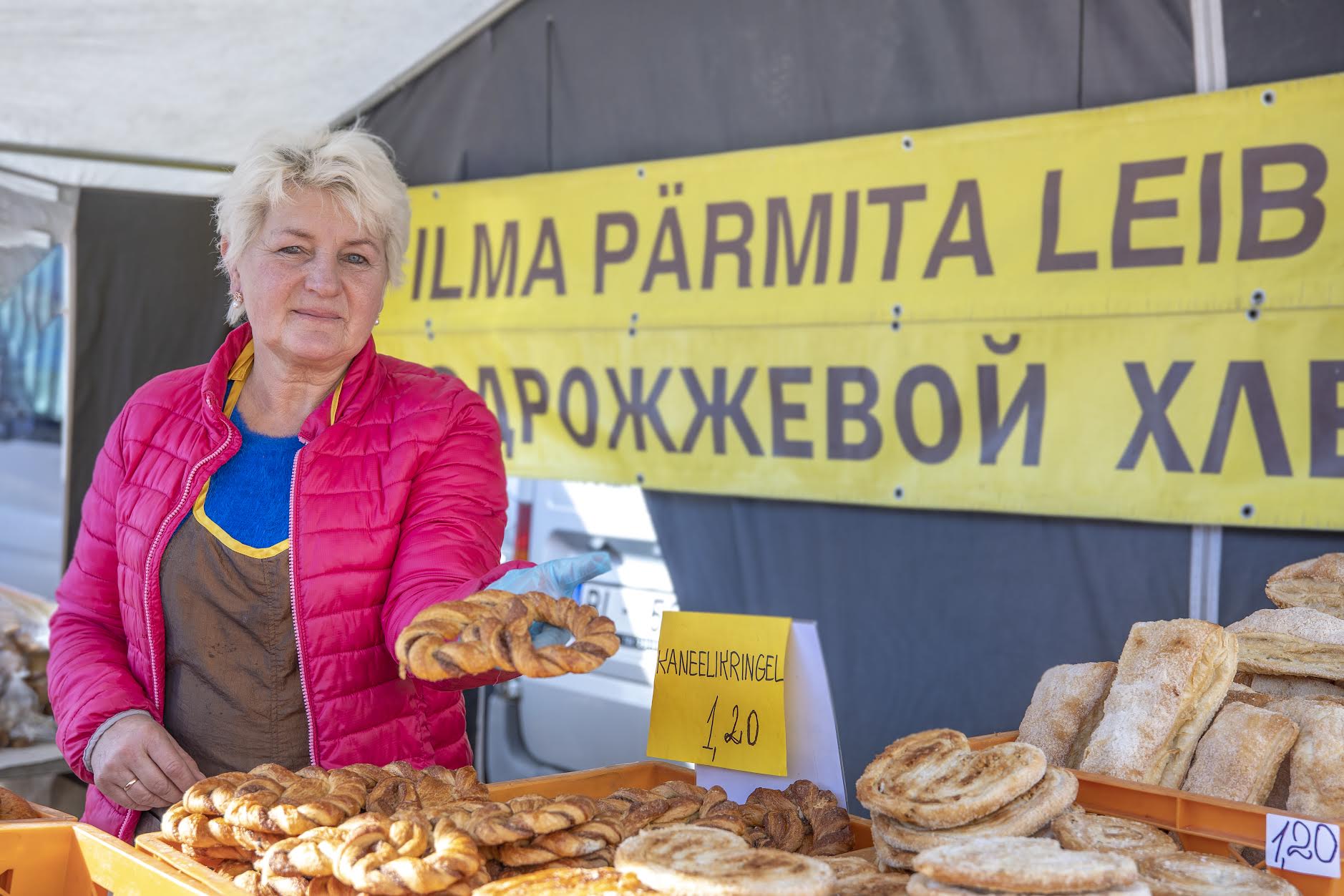 Lätist kauplema tulnud Anita Rudžite pakkus rahvale käsitööna valmistatud küpsetisi. Fotol esitleb ta populaarset kaneelikringlit, mille eest tuli laadal välja käia 1,20 eurot. Fotod AIGAR NAGEL