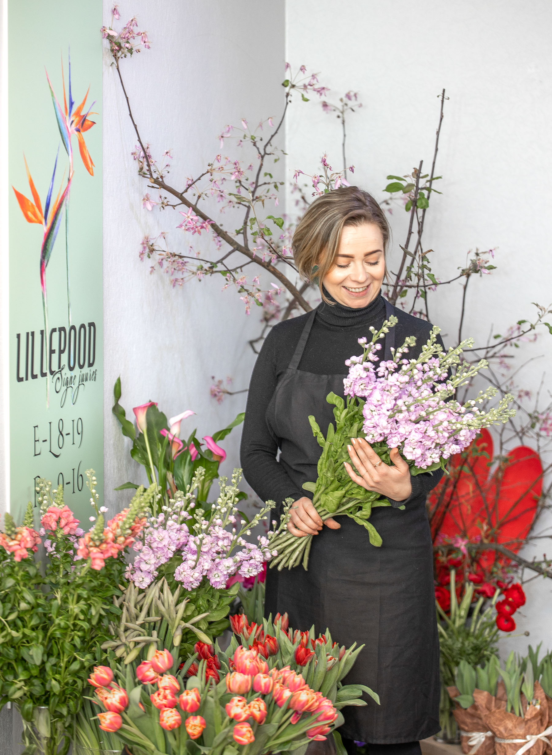 Võru linna värskeim lillekauplus on avatud olnud napilt kolm kuud. Oma põhiliseks müügiartikliks peetakse lilleseadeid. Fotol florist Gertu Karnö. FOTO: Aigar Nagel