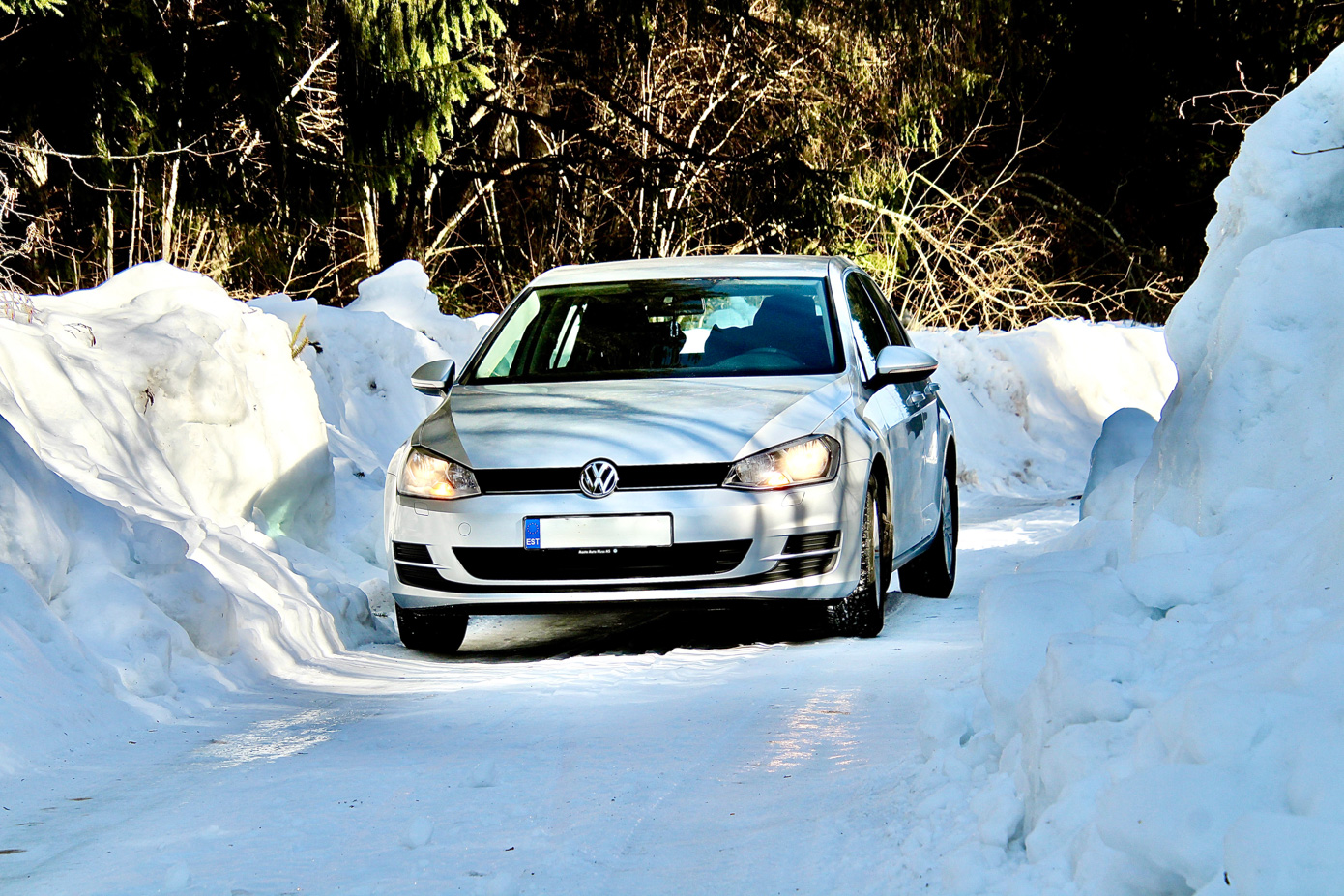 Haanja-Hallimäe teel on lumi üle autokatuse ja valli kõrgus on umbes 2,5 meetrit. Tali pole taeva jäänud. FOTO: Kalev Annom