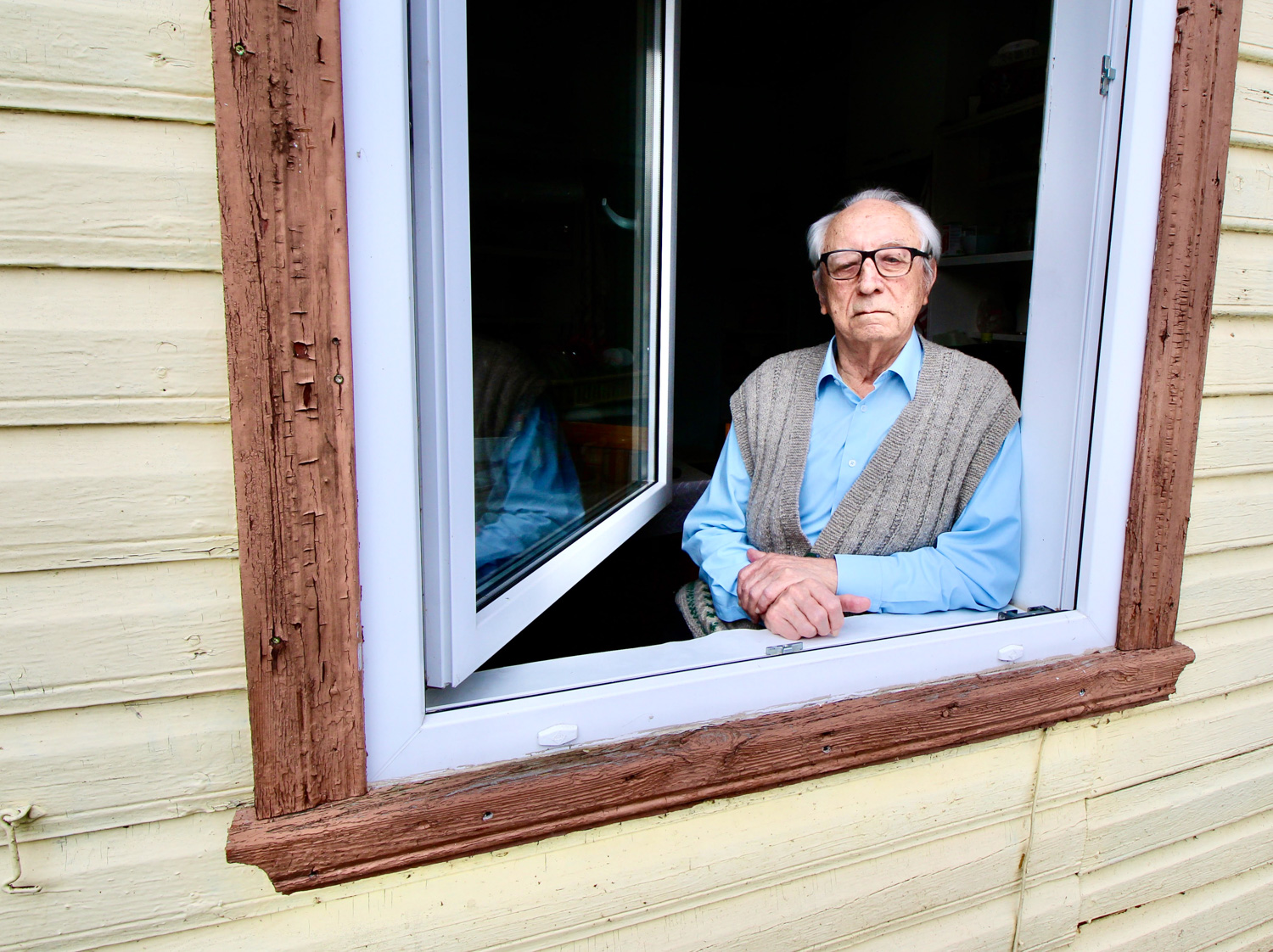 Hillar Kalda oma  Rõuge kodu aknal  4. märtsil 2022. FOTO: Kalev Annom