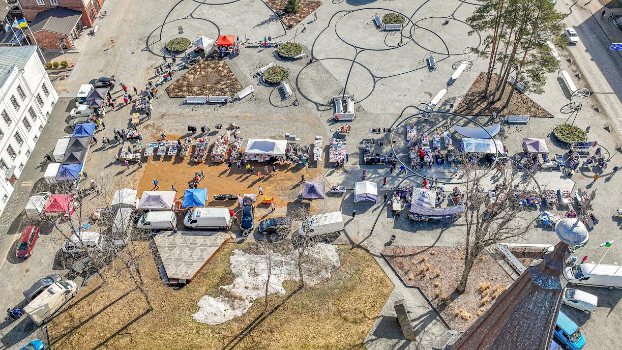 Päikesepaisteline kevadilm tõi rahva laadale. Hea meel oli taas kohata ka Läti kaupmehi. FOTO: Aigar Nagel