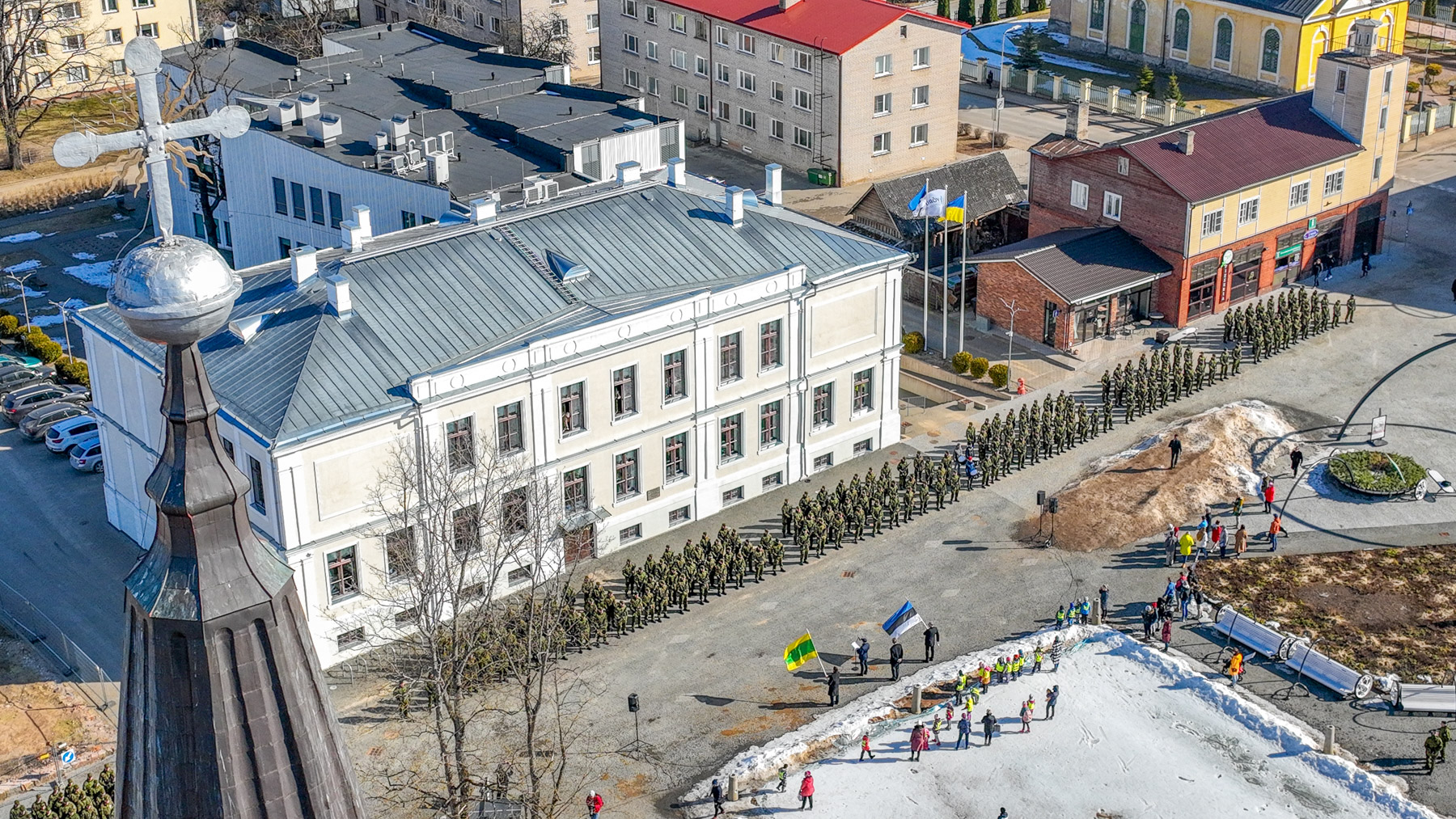 Kuperjanovi jalaväepataljoni taasloomise juubelit tähistati ühise jalutuskäiguga Võru linna keskväljakule. Foto: AIGAR NAGEL