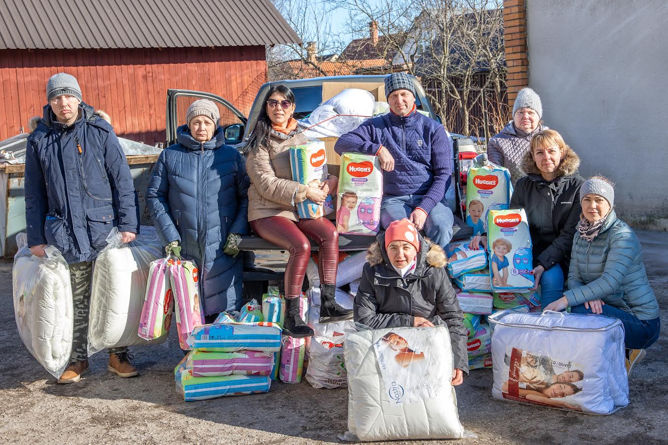 MTÜ Lõuna-Eesti Erihooldusteenuste Keskus kliendid ja töötajad andsid pühapäeval MTÜ Saagu Parem keskusele paar tuhat eurot väärt panuse Ukraina sõjapõgenike hüvanguks. Foto: AIGAR NAGEL