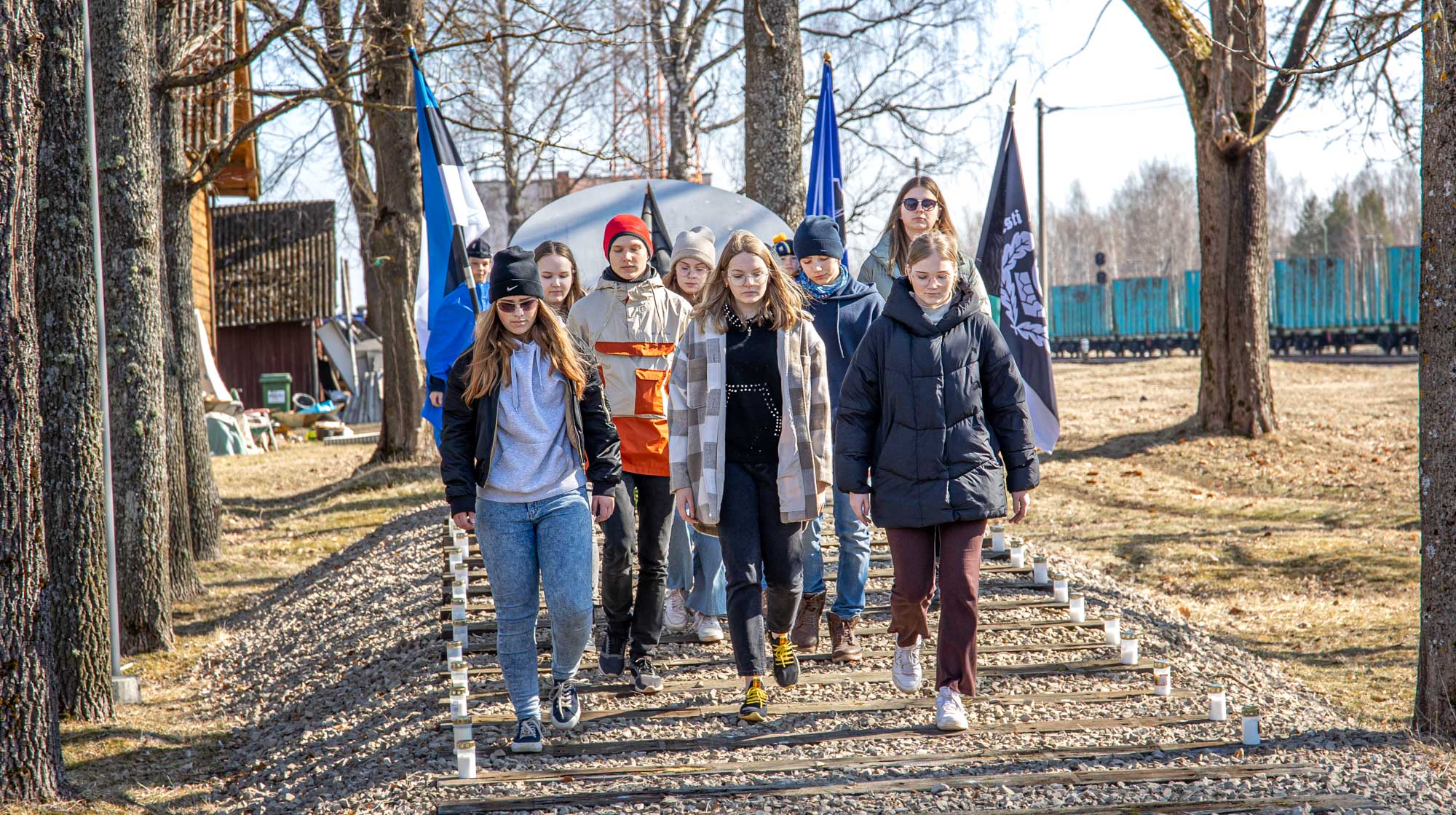 Eilsele Võru raudteejaamas toimunud mälestussündmusele kogunes tavapärasest rohkem rahvast. Pärjad ning küünlad asetasid mälestusmärgi jalamile Memento Võrumaa ühendus, Võru linnavalitsuse esindajad, Võrumaa arenduskeskuse esindaja, Kaitseliidu esindus, politsei- ja piirivalveameti esindaja, Võrumaa sõjameeste ühendus, Võru Kreutzwaldi kooli ning Võru gümnaasiumi õpilased ning teised kohalviibijad. FOTO: Aigar Nagel