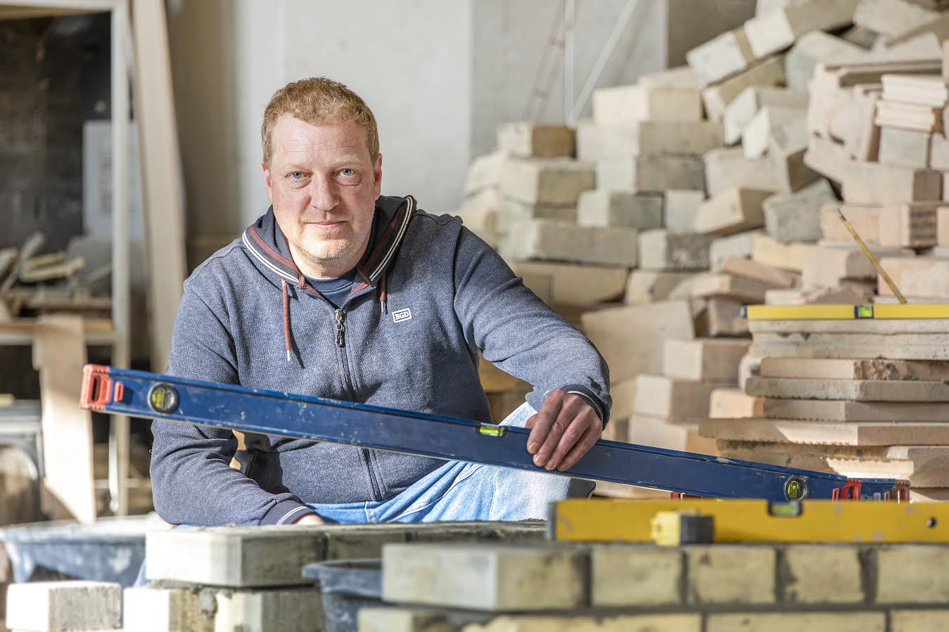 Kutseõpetaja ja pottsepa ametit pidav Rain Varik tõdeb oma praktilise kogemuse põhjal, et huvi küttekollete ehitamise vastu on kriisiolukorra ning energiahinna tõusu tõttu suurenemas. Foto: AIGAR NA