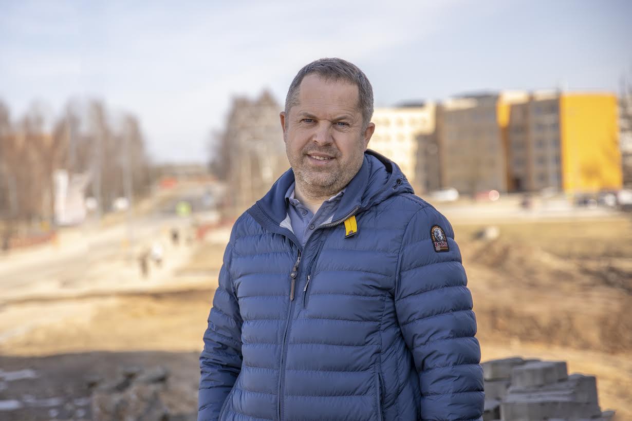 Võru linnamajanduse osakonna juhataja asetäitja Risto Aim kinnitab, et teealuse maa sulamise järel jätkatakse eelmisel aastal pooleli jäänud teetöödega.  Foto: AIGAR NAGEL