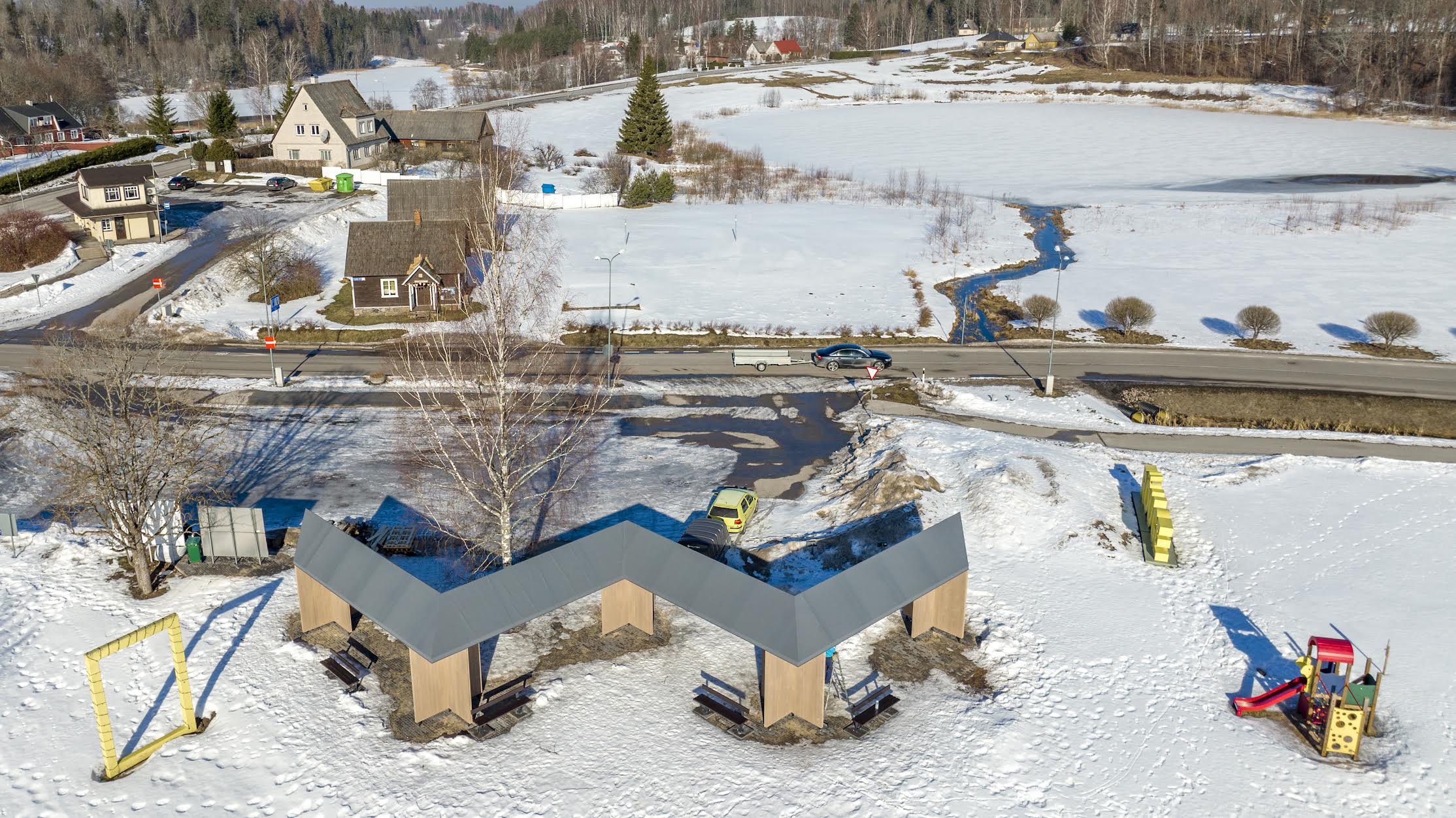 Suurjärve kaldale rajatud nurgeline ehitis raamistab vaateid ning annab tulevikus koha kaunitele näitustele.  FOTO: Aigar Nagel