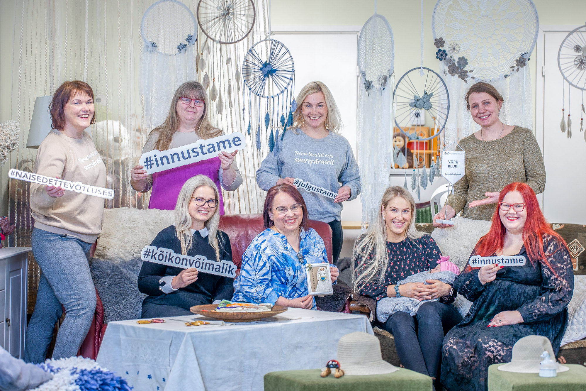 Fotol seismas Merle Koop (vasakult), Ingrid Pilt, Lisanna Elm ja Anzelika Gomozova; istumas: Sirli Kokk (vasakult), Piret  Haljend, Eva Traagel ja Jolan Henriette Koduvere. Foto: AIGAR NAGEL