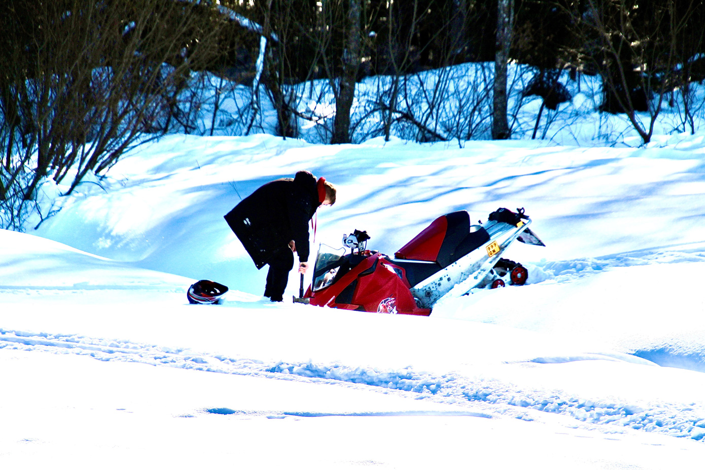 Kaunitel lumeväljadel (põldudel) mootorsaaniga sõites võib juhtuda ka nii. Kellele kurta? Liikluskindlustus siin ei kehti! Fotod: KALEV ANNOM