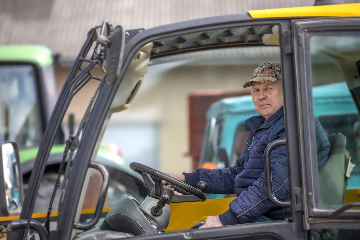 Pensionärist põllumees Agu Ilves oli eile ennelõunal Tsooru ülevaatuspunkti tulnud näitama kolme masinat. Fotod: AIGAR NAGEL