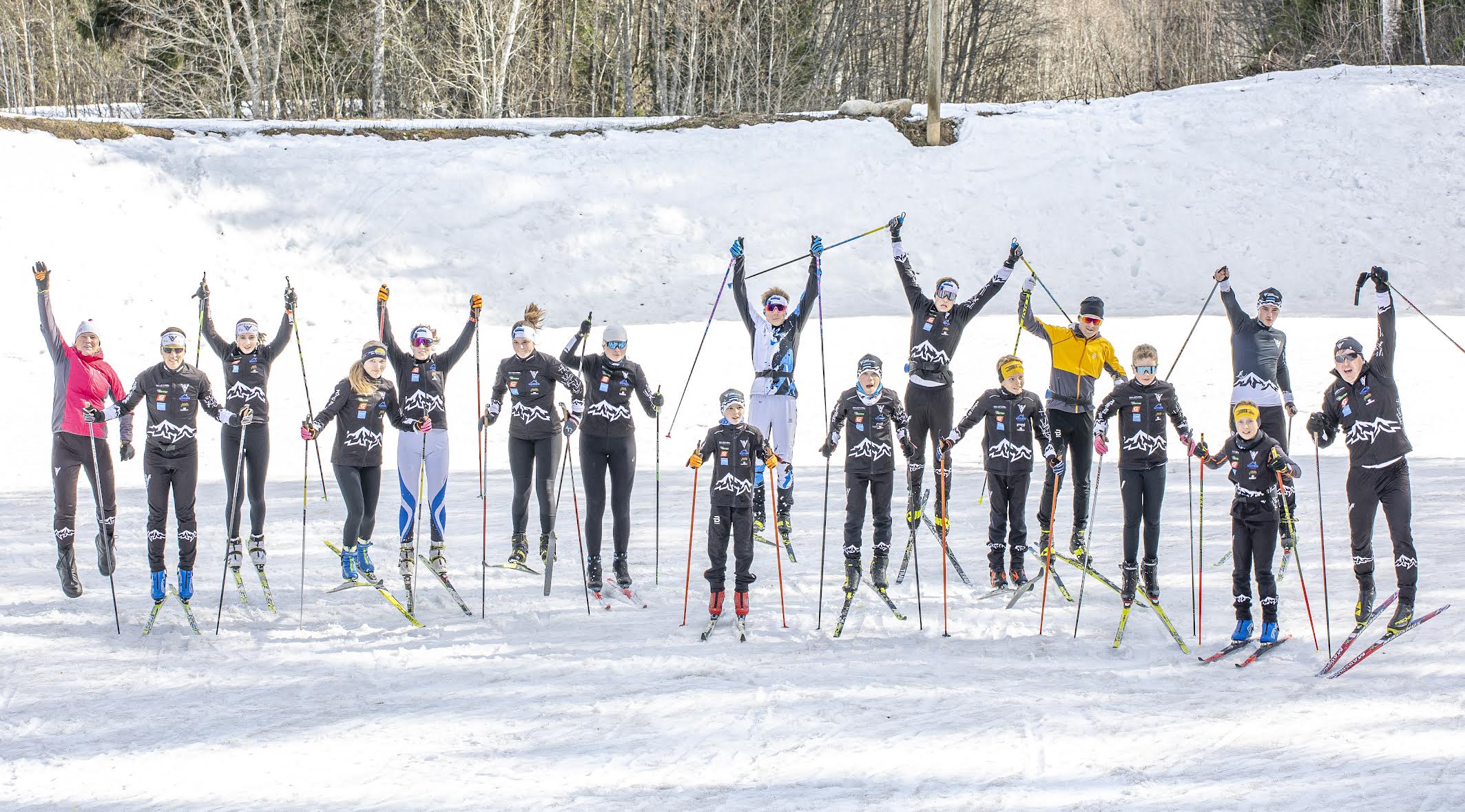 Võru spordikooli murdmaasuusatamise osakonnas treenivad õpilasi Asko Saarepuu, Hille Saarepuu ja Mario Oha. Fotol teisipäeva pärastlõunal Haanjas koos treeningule tulnud õppegrupiga. Foto AIGAR NAGEL