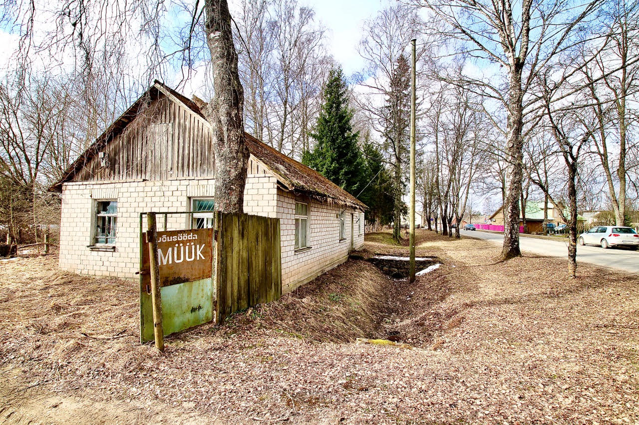 Antslas Põllu tänav 4 meenutab endisi aegu väravale maalitud info, et siit saab jõusööta. Tulevikus on siin kaubanduskeskus. Fotod: KALEV ANNOM, DELFI