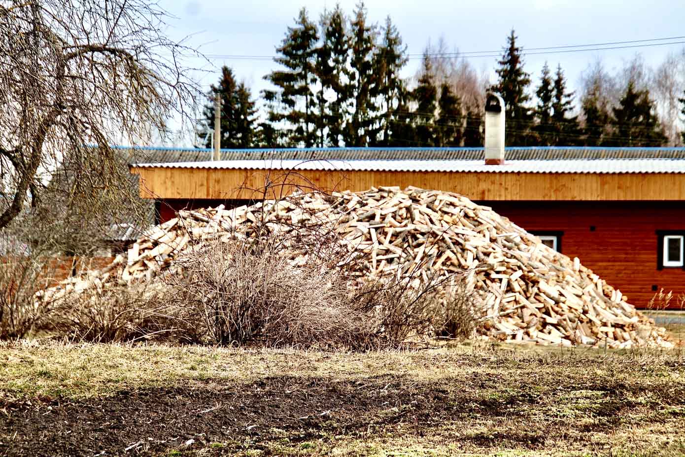 Obinitsas püüab pilku peaaegu katusest kõrgem suur-suur küttepuude kuhi. Fotod: KALEV ANNOM